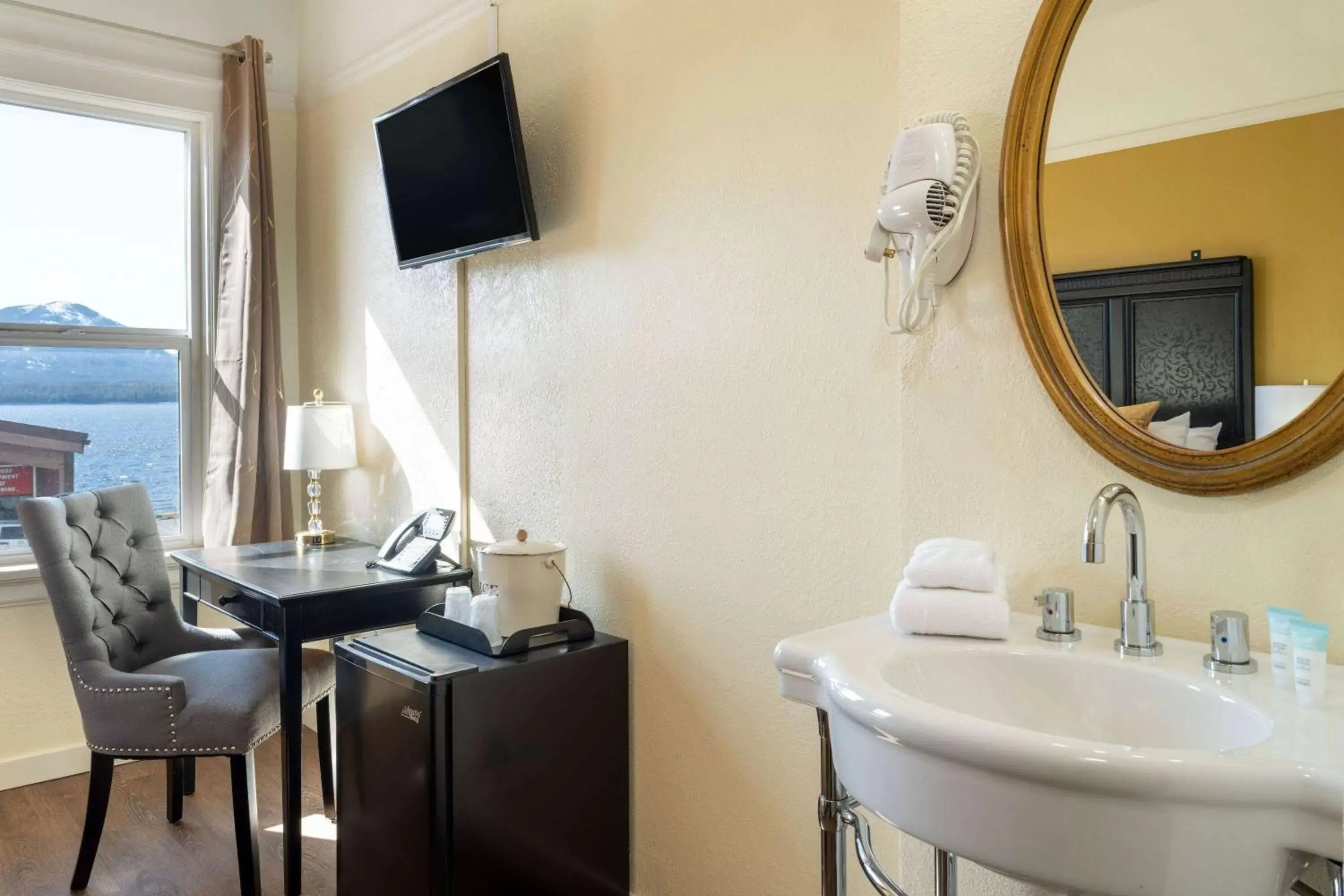 Photo of the whole room, Bathroom in Gilmore Hotel, Trademark Collection by Wyndham