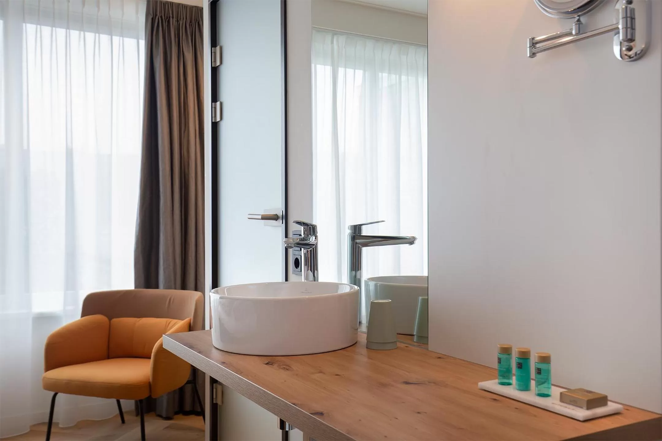 Bathroom in Snoozz Hotels Bolsward Boutique hotel zonder receptie met digitale sleutel