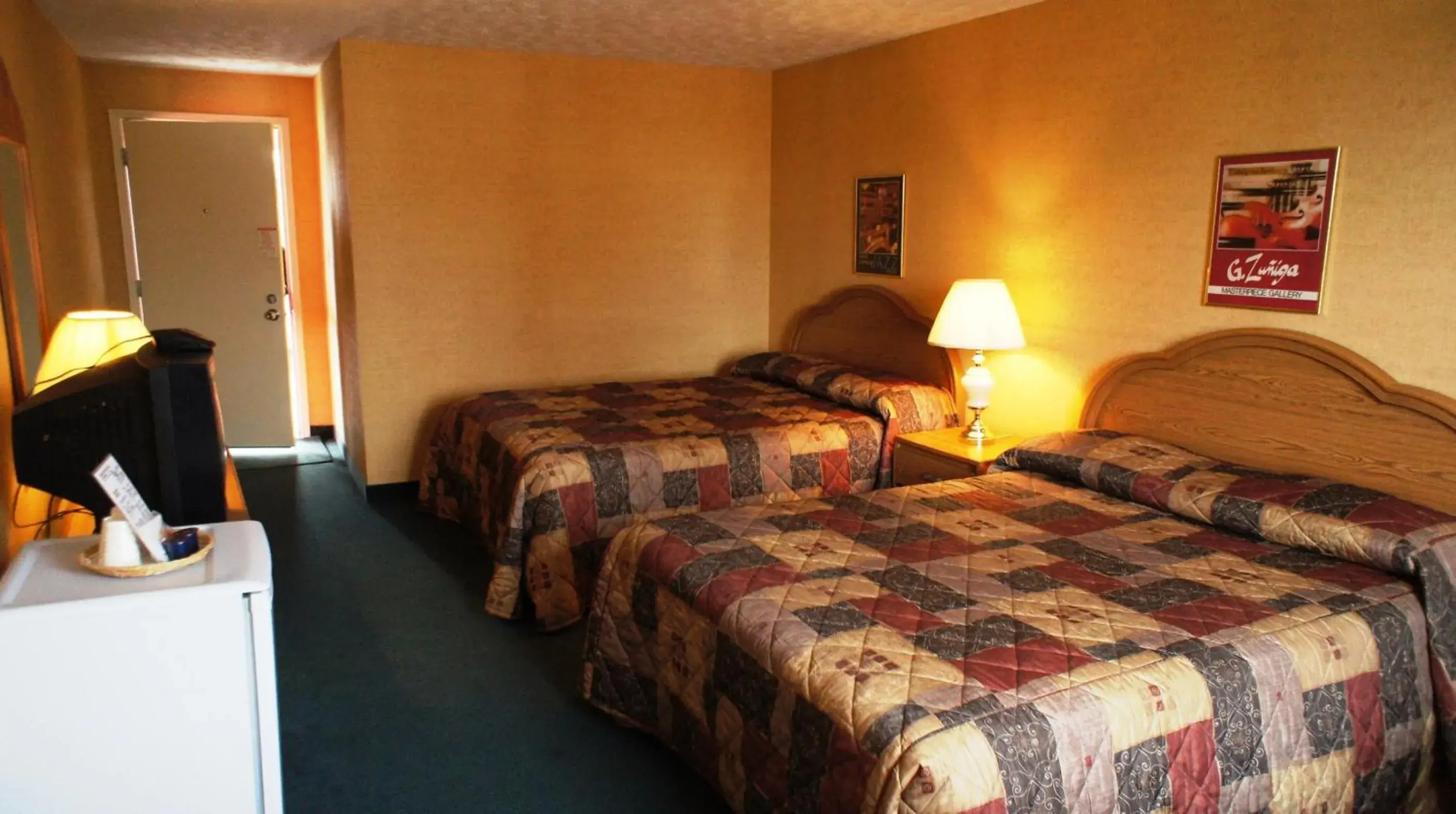 Photo of the whole room, Bed in Kings Inn Near the Falls