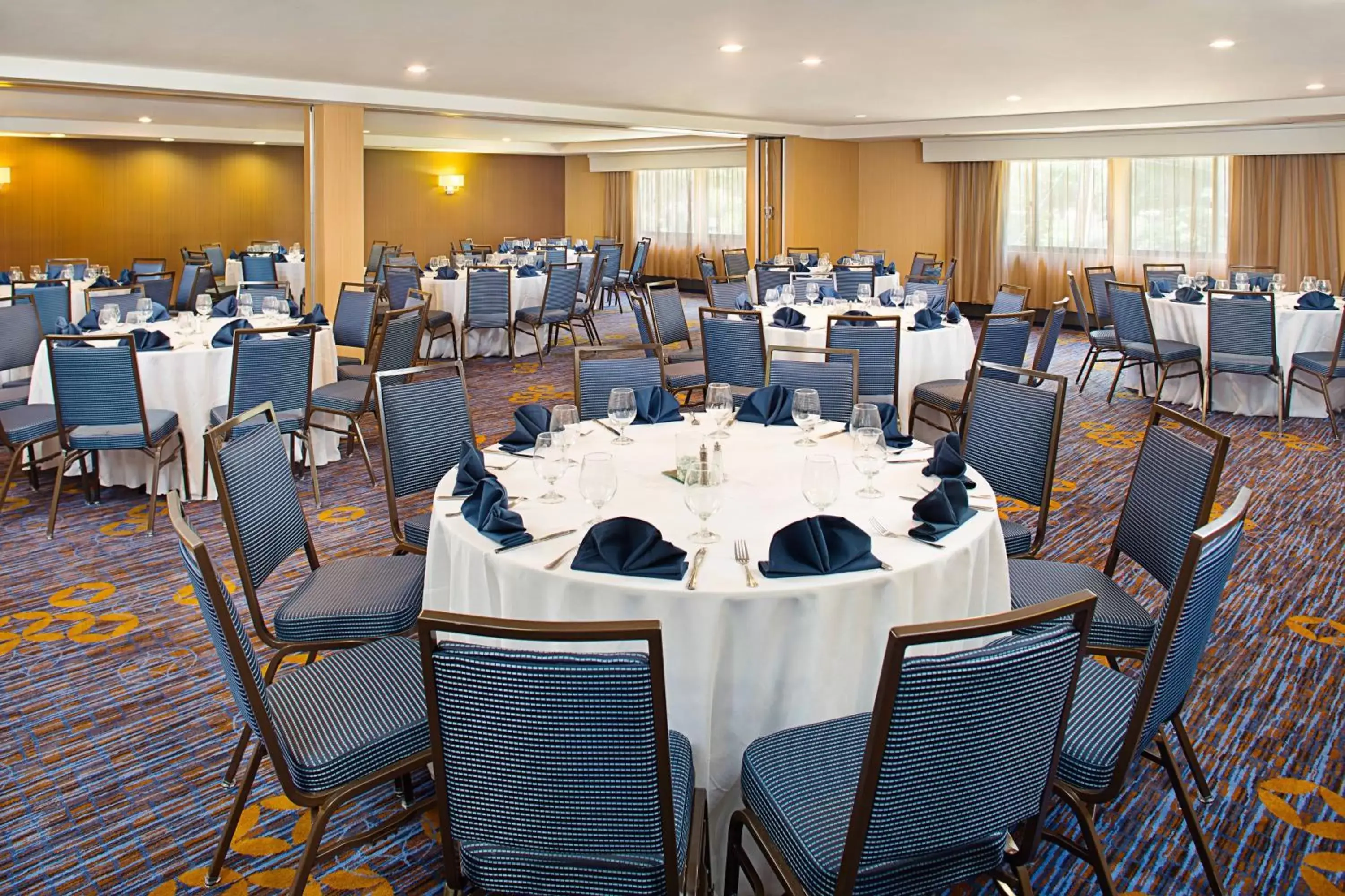 Meeting/conference room, Restaurant/Places to Eat in Courtyard Montvale