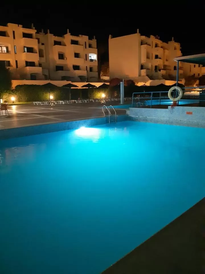 Swimming pool in Albufeira Jardim by Umbral