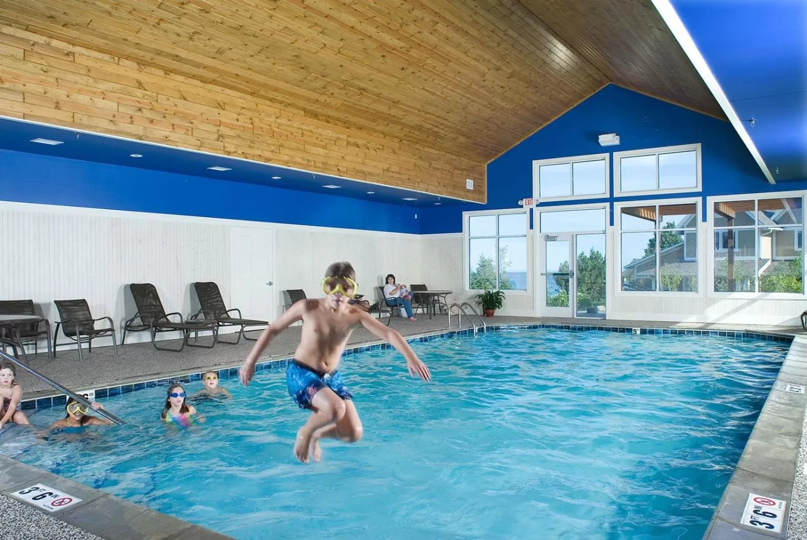 Property building, Swimming Pool in Larsmont Cottages