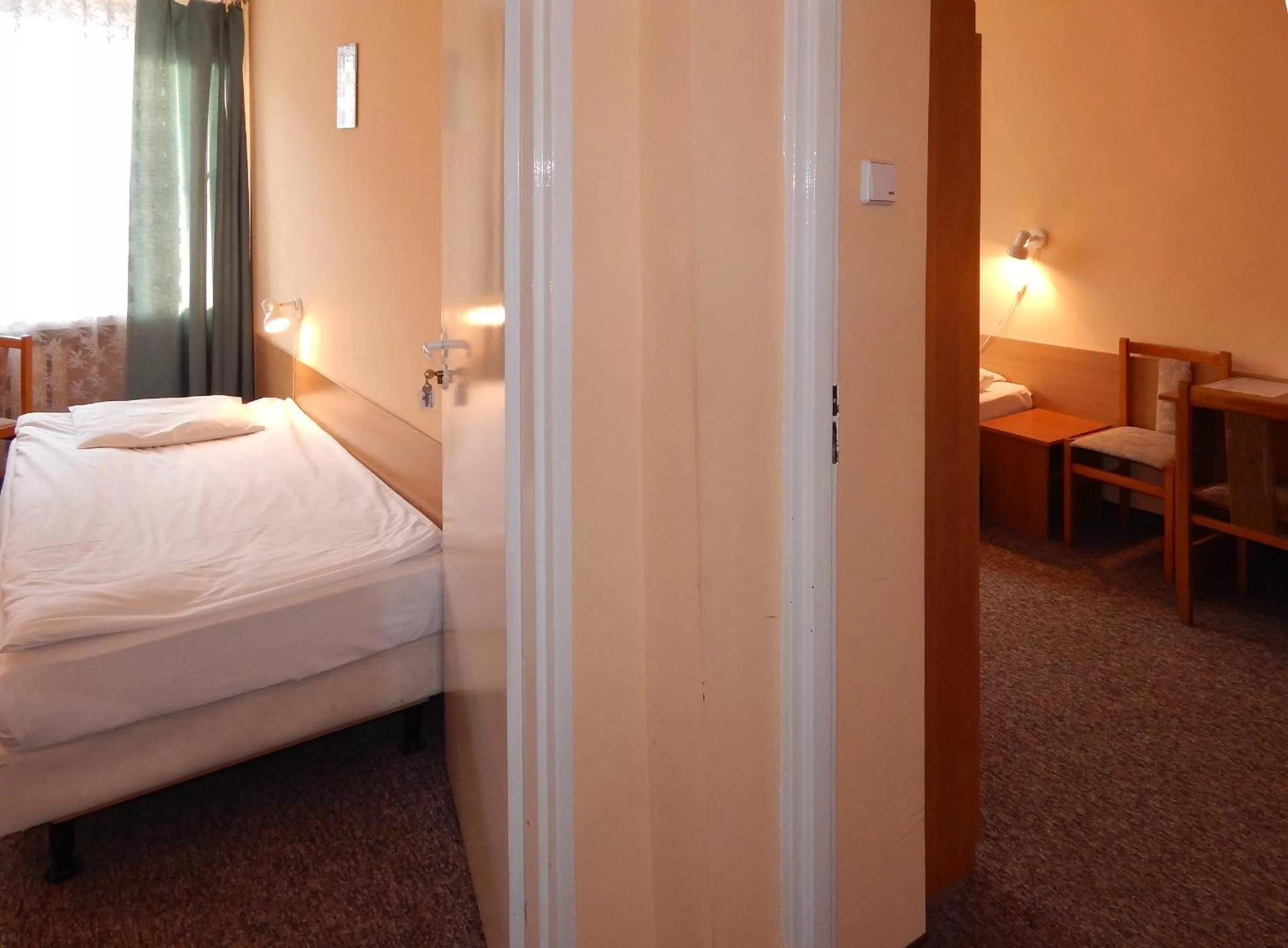 Photo of the whole room, Bed in Hotel ROK