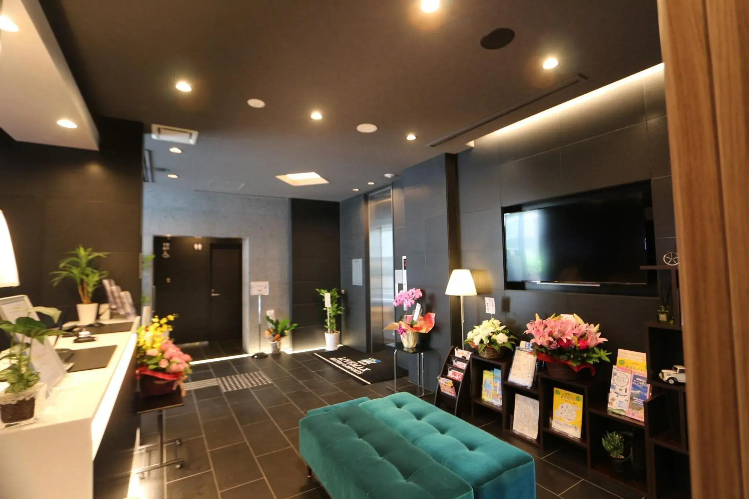 Lobby or reception, Seating Area in HOTEL LiVEMAX Takadanobaba Ekimae