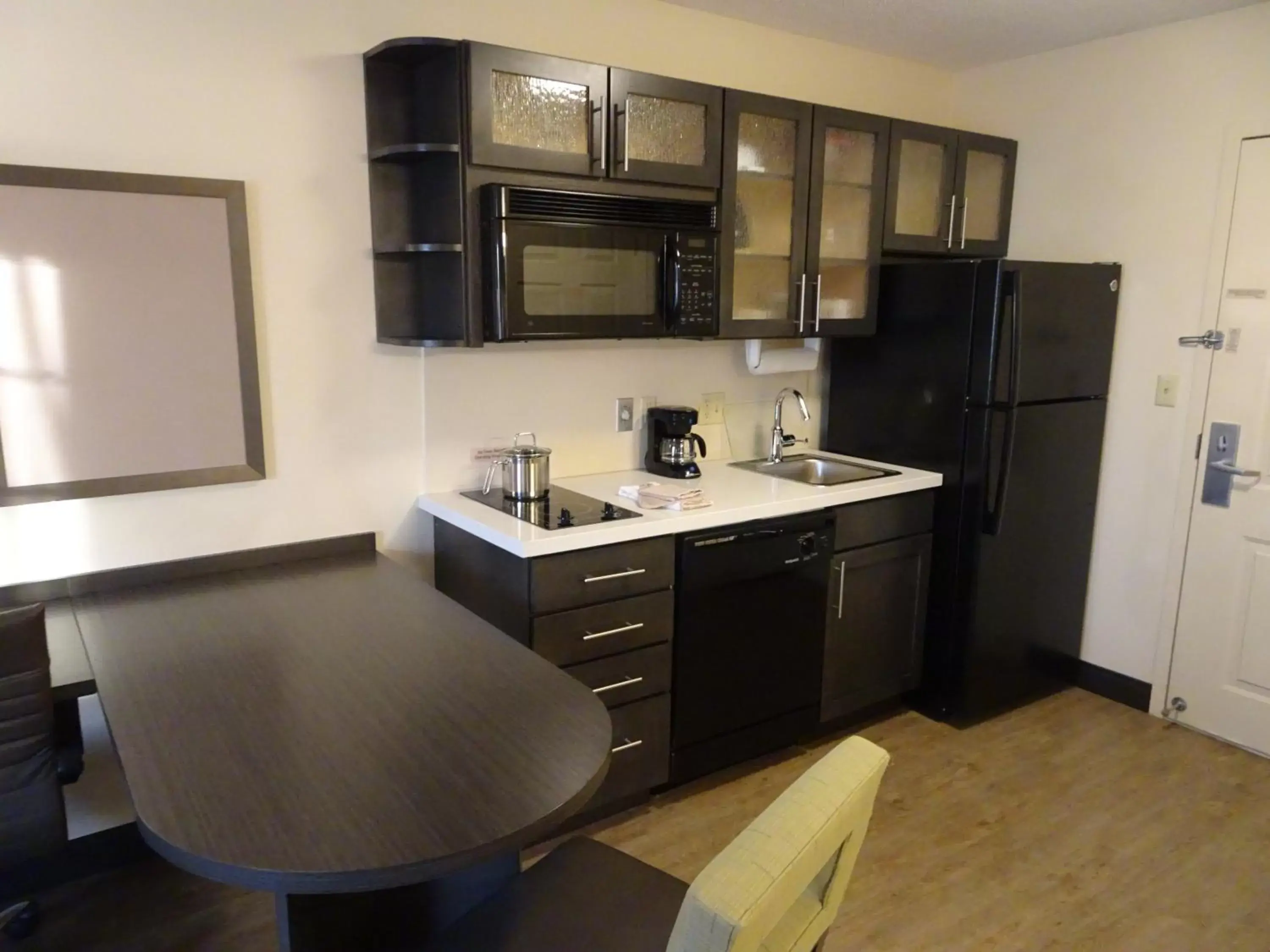 Photo of the whole room, Kitchen/Kitchenette in Candlewood Suites Richmond West End Short Pump, an IHG Hotel