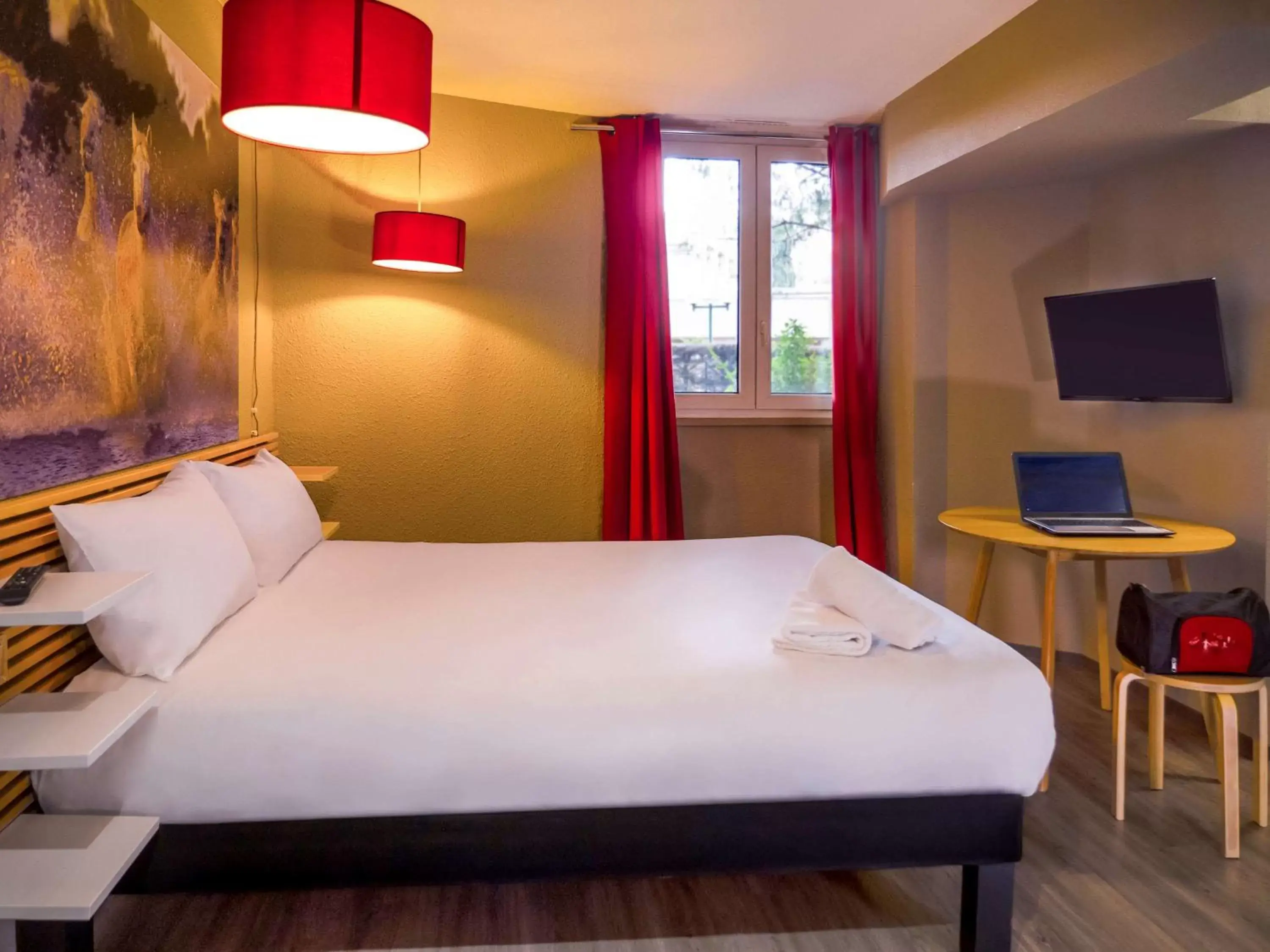 Photo of the whole room, Bed in ibis Arles