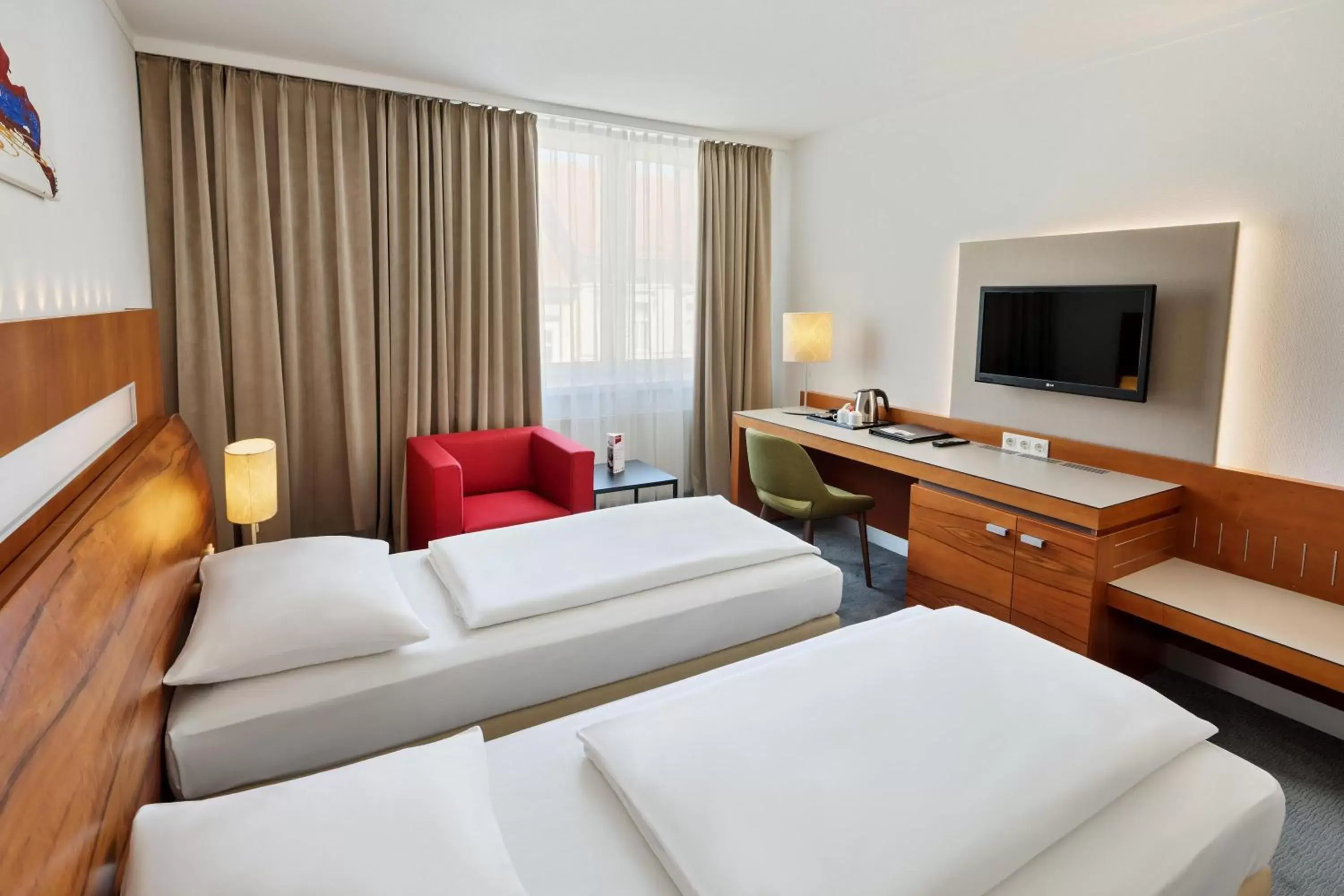 Bed, TV/Entertainment Center in Austria Trend Hotel Europa Graz Hauptbahnhof