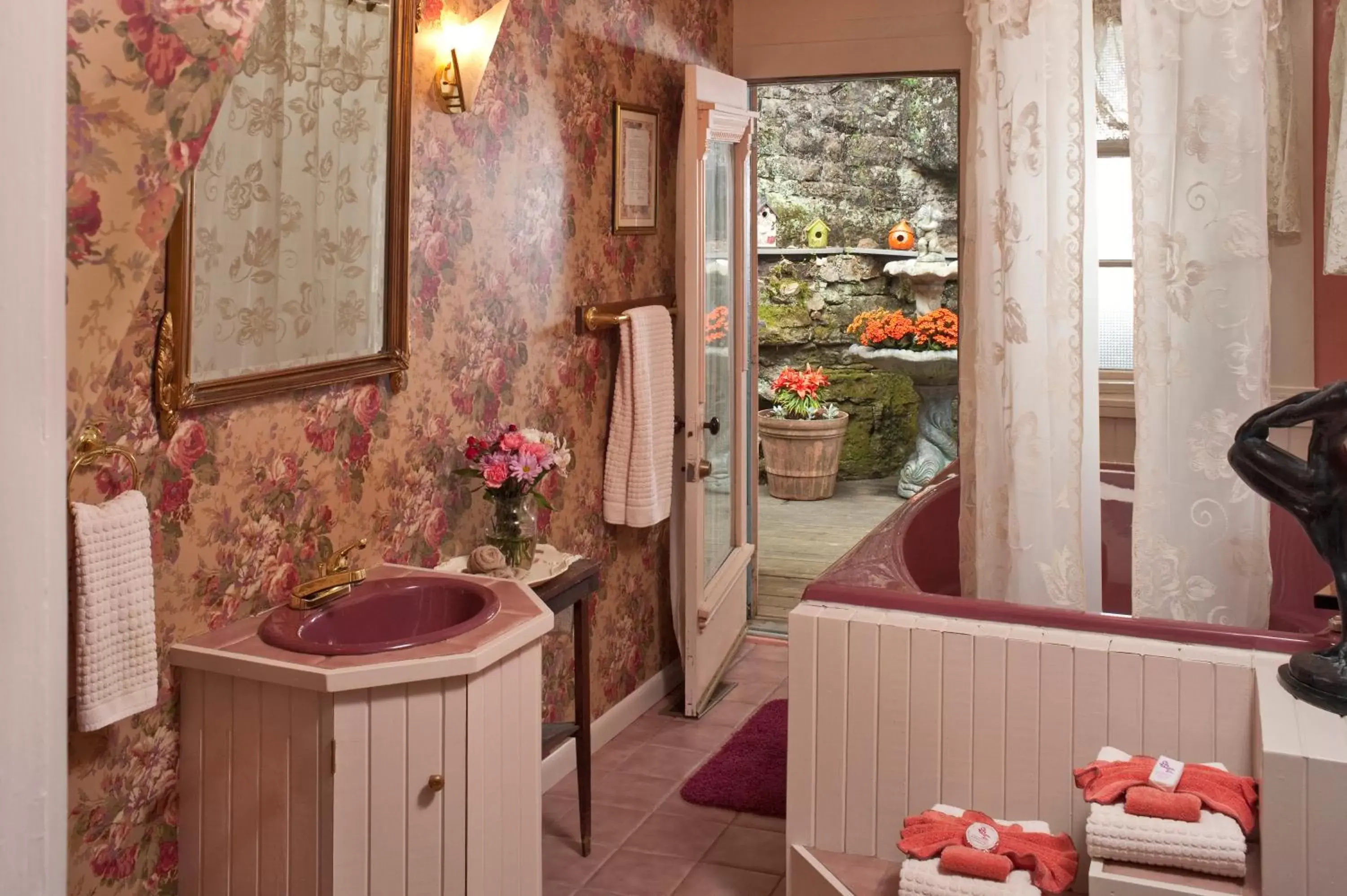 Bathroom in Cliff Cottage Inn