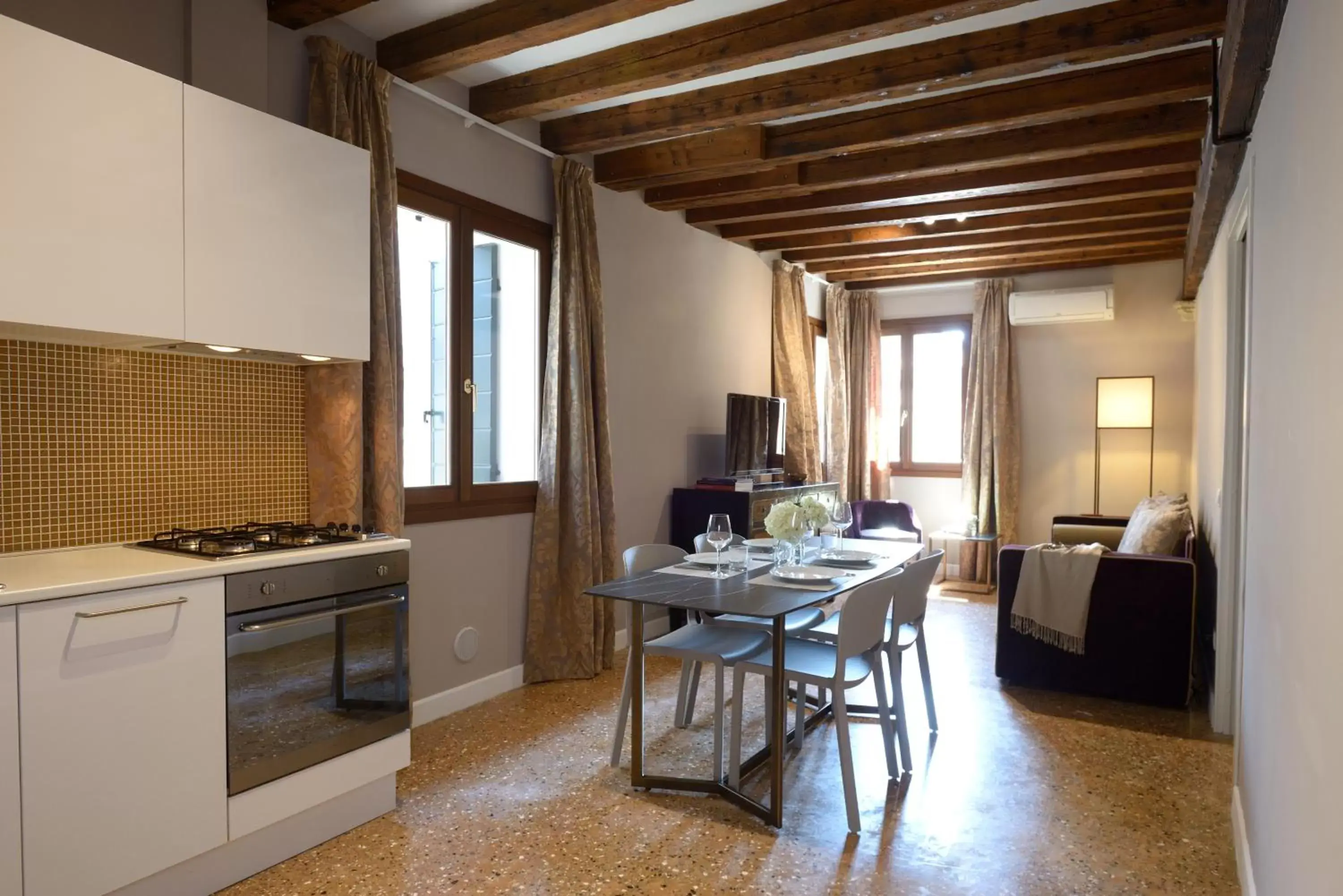 Kitchen or kitchenette, Dining Area in Residence La Fenice