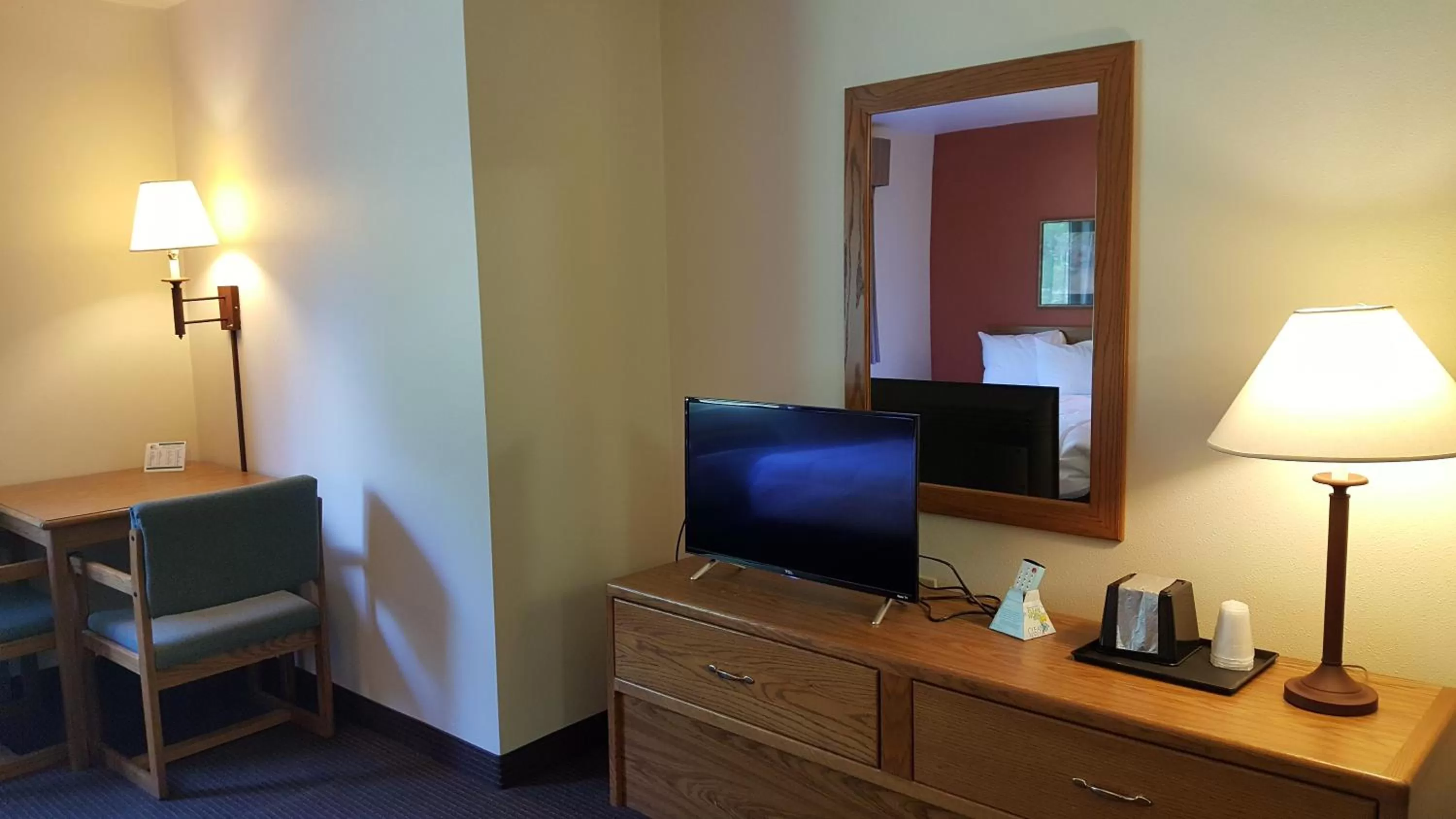 TV and multimedia in Motel 6 Norway MI