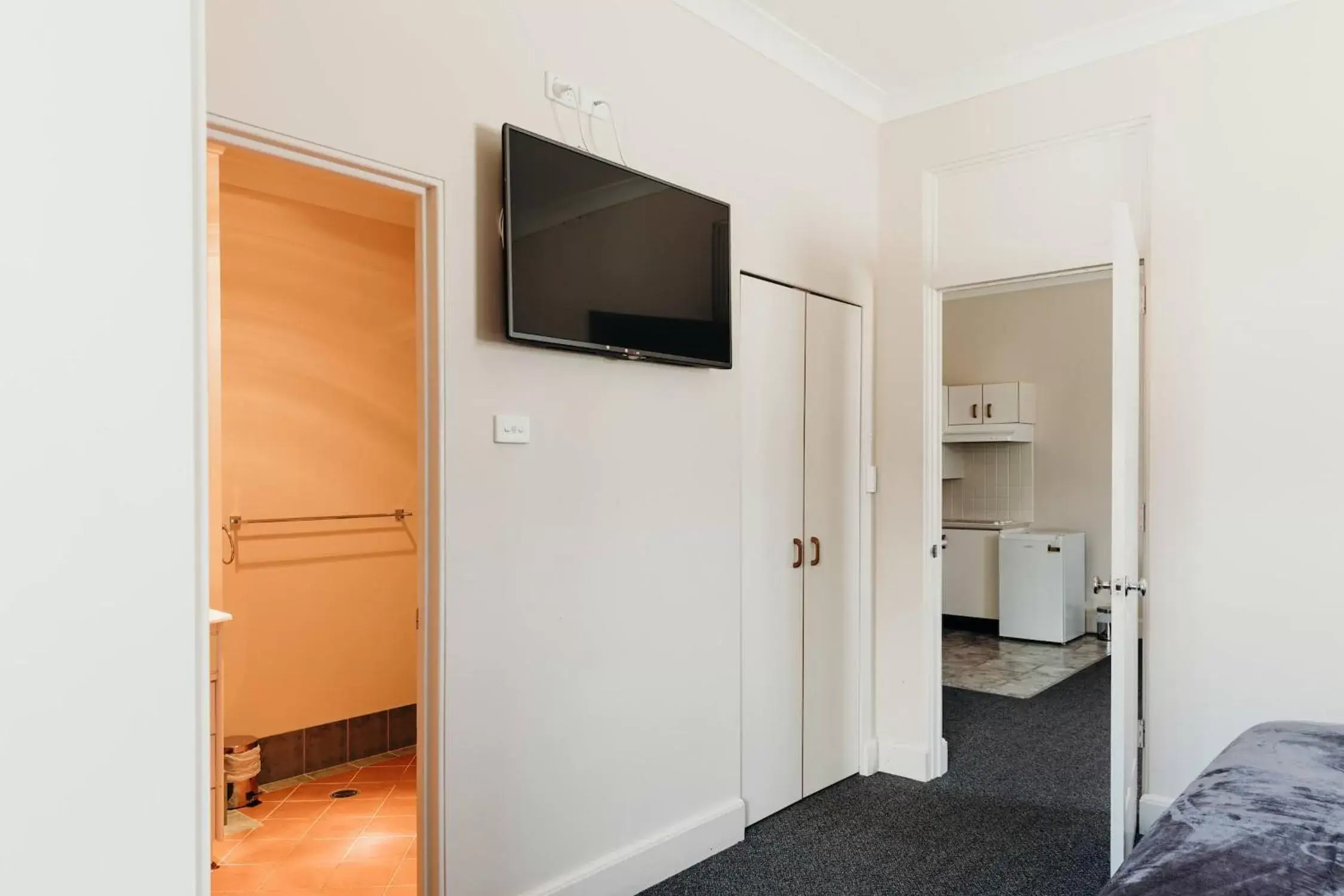 TV and multimedia, TV/Entertainment Center in Port Macquarie Hotel