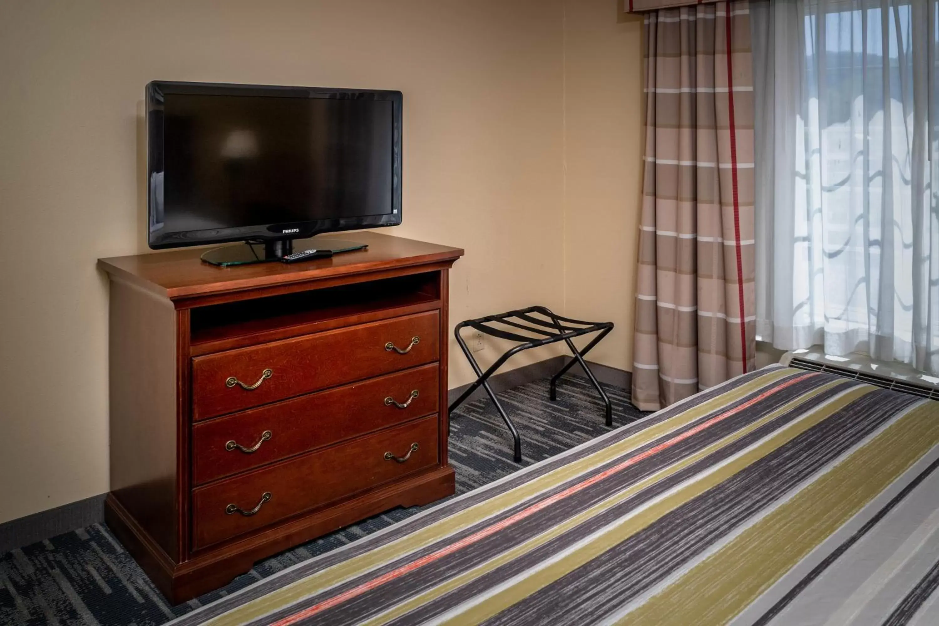 Bedroom, TV/Entertainment Center in Country Inn & Suites by Radisson, Charleston South, WV