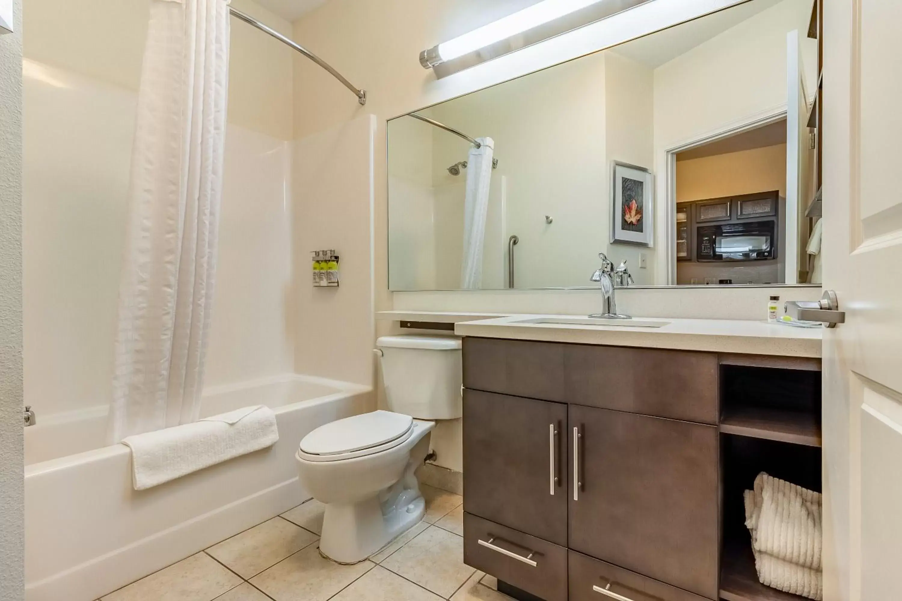 Photo of the whole room, Bathroom in Candlewood Suites Lincoln, an IHG Hotel