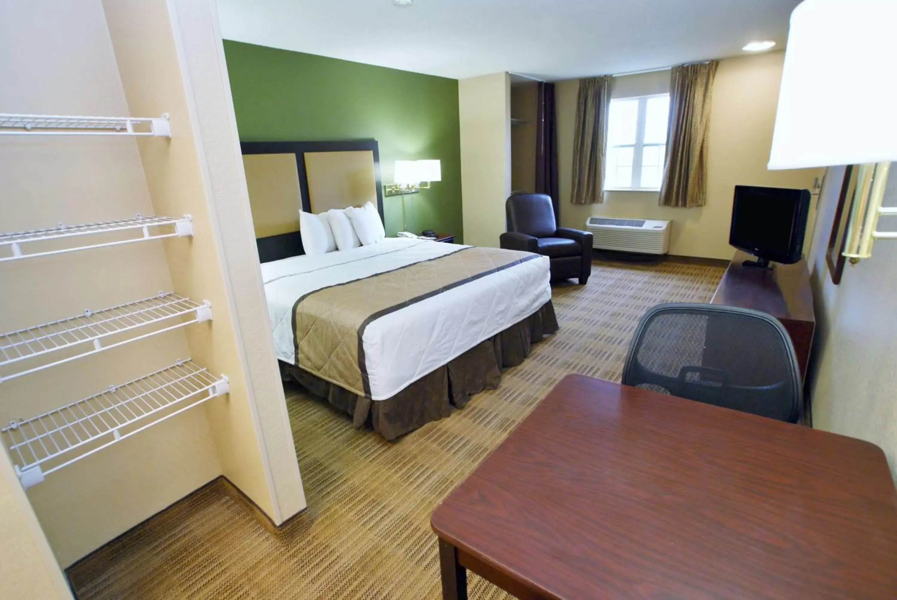 Bedroom in Extended Stay America Suites - Cincinnati - Springdale - I-275