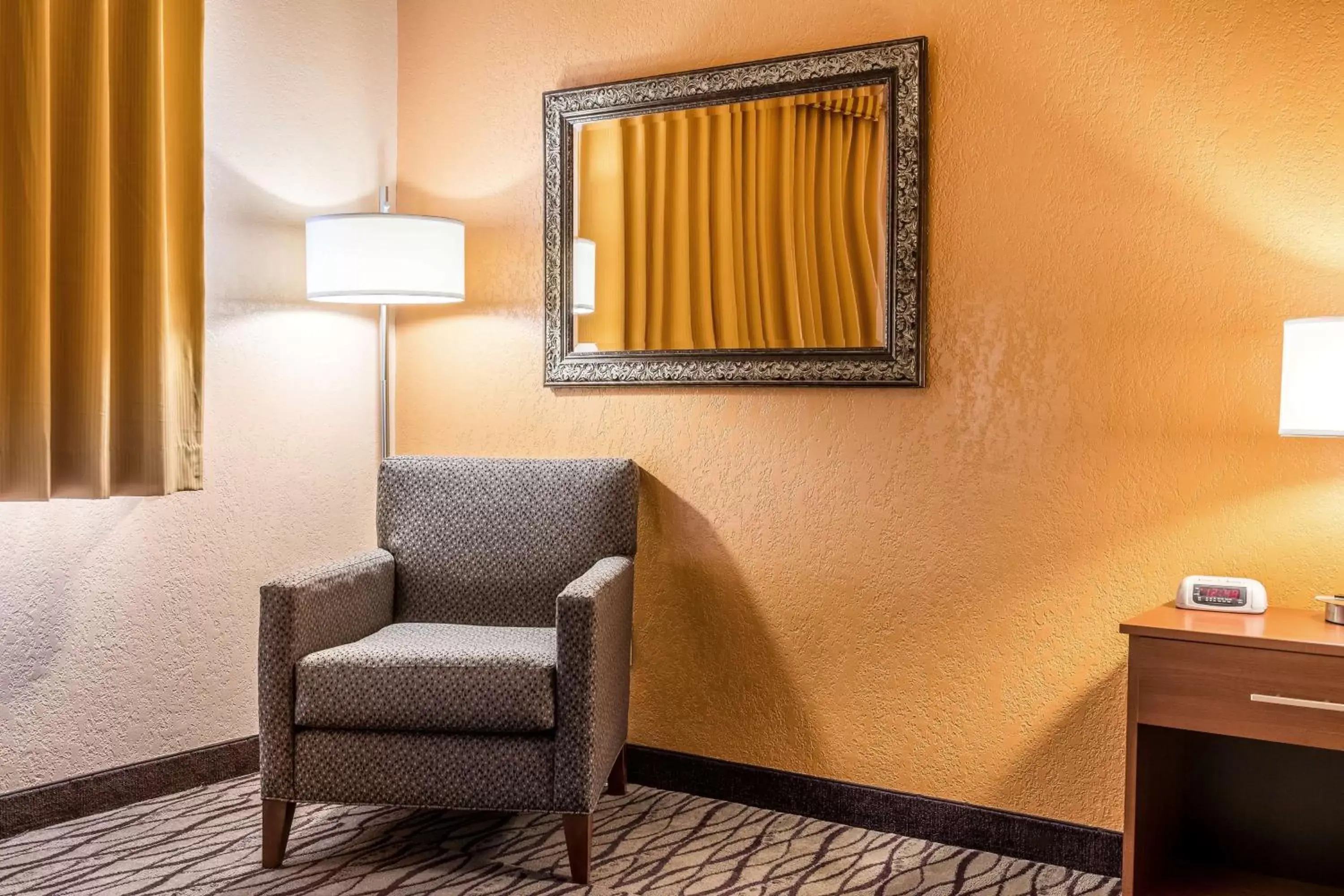 Photo of the whole room, Seating Area in SureStay Hotel by Best Western Wenatchee