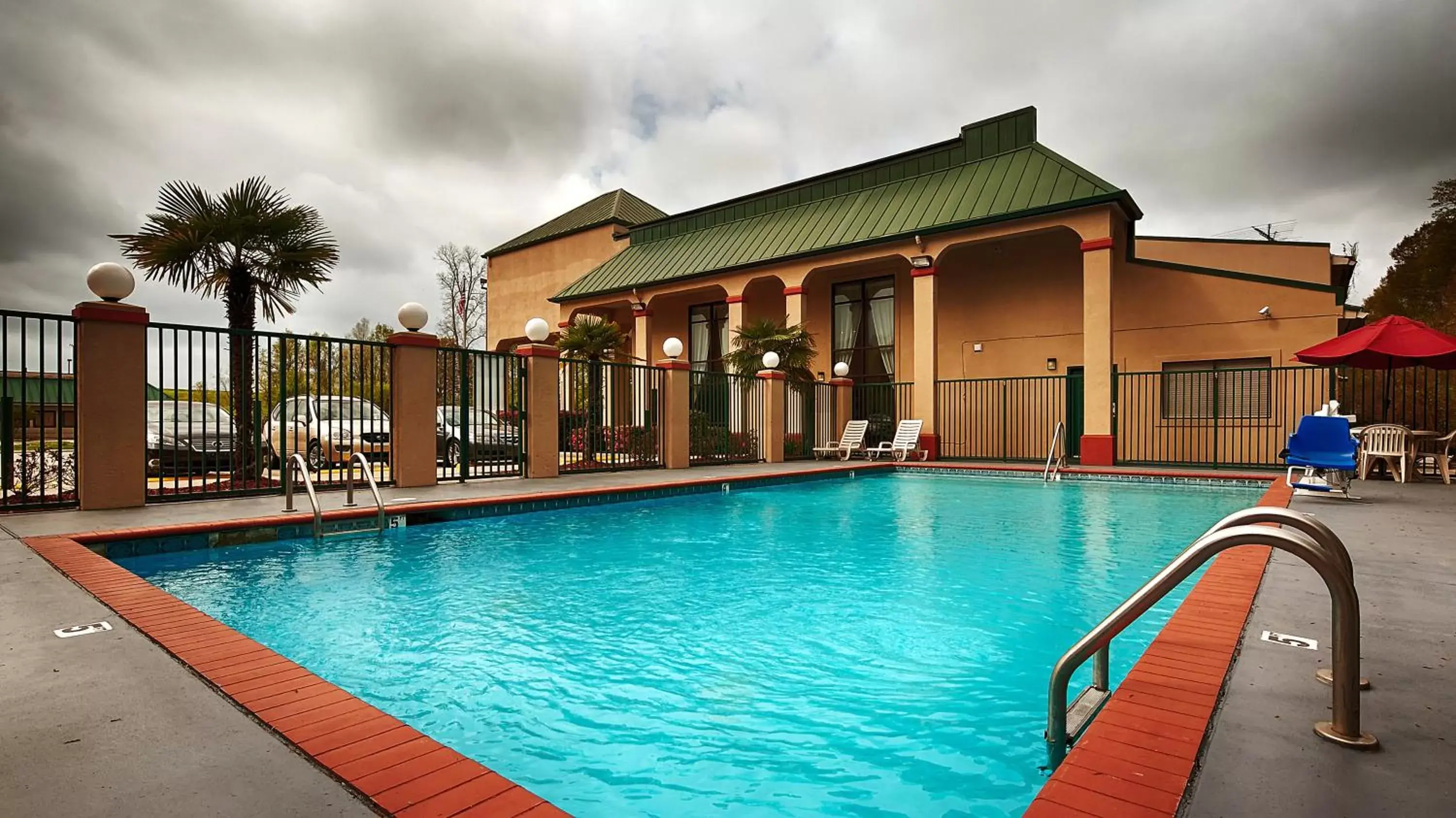 Swimming pool, Property Building in SureStay Plus Hotel by Best Western Hammond