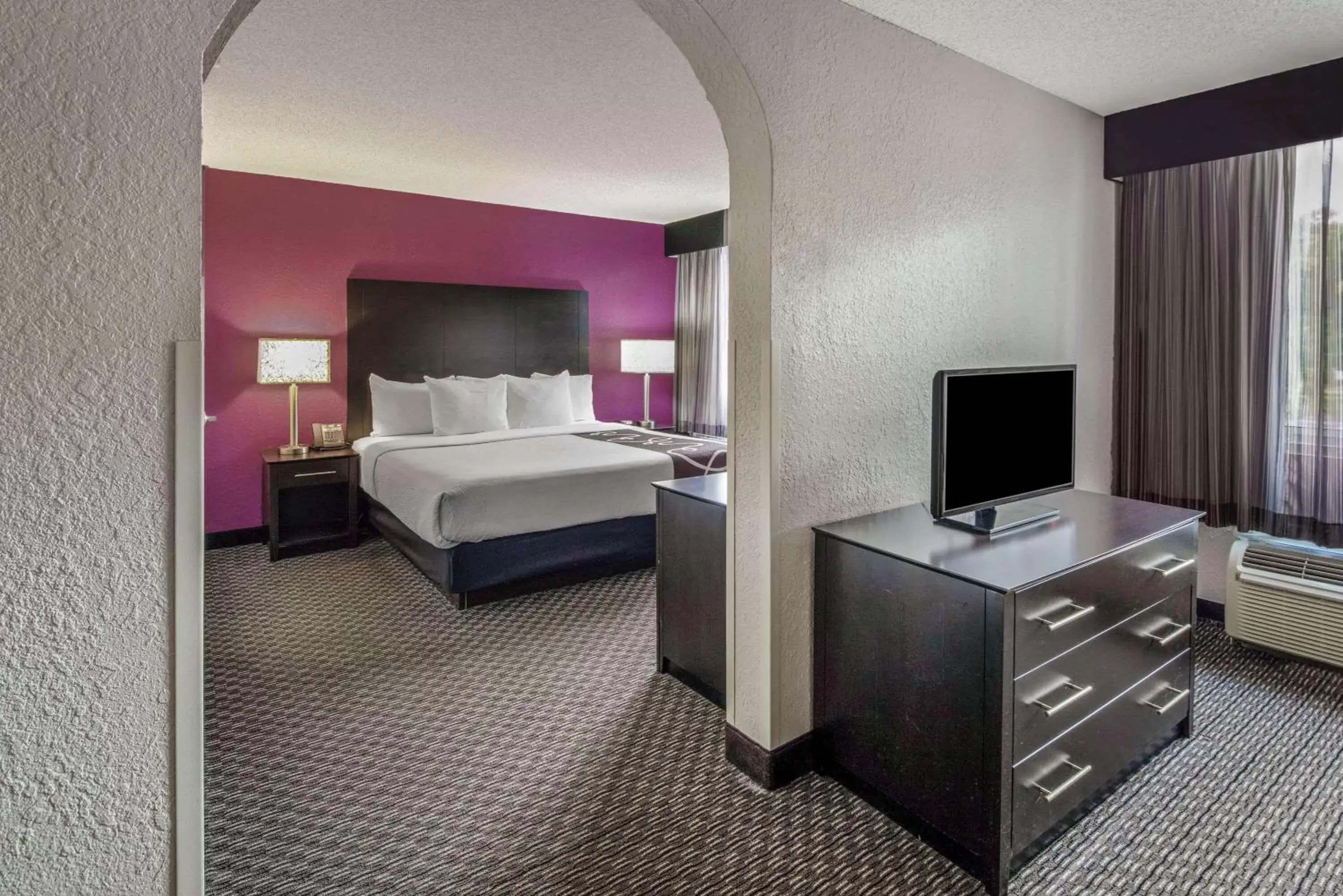 Photo of the whole room, Bed in La Quinta by Wyndham Miami Lakes