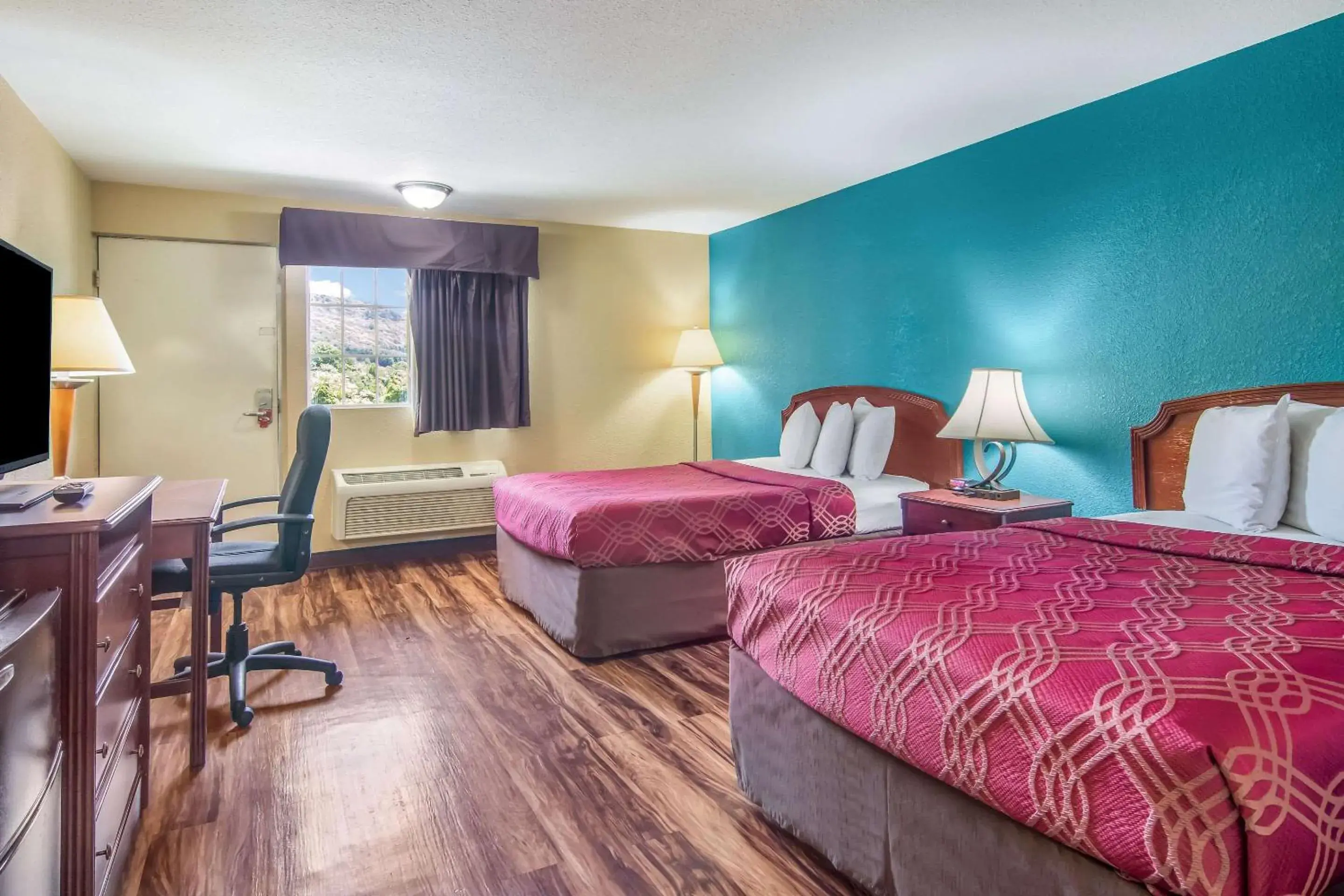 Photo of the whole room, Bed in Econo Lodge Hotel Bradford