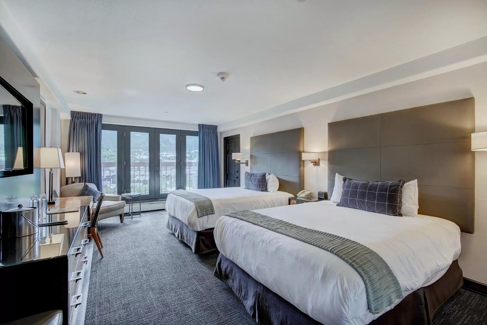 Photo of the whole room, Bed in The Pines Lodge, a RockResort