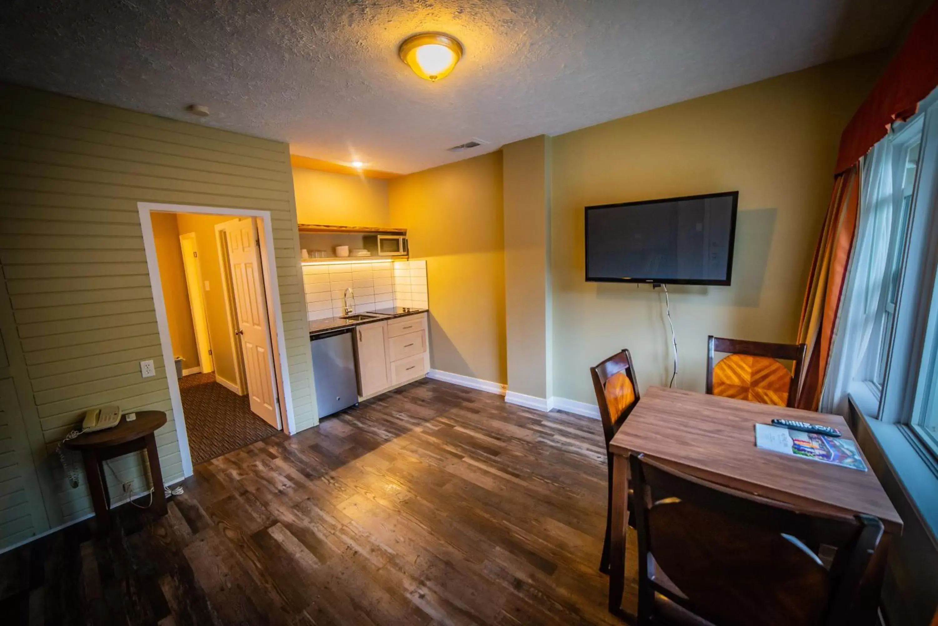 Kitchen or kitchenette, Dining Area in Alpine Inn & Suites