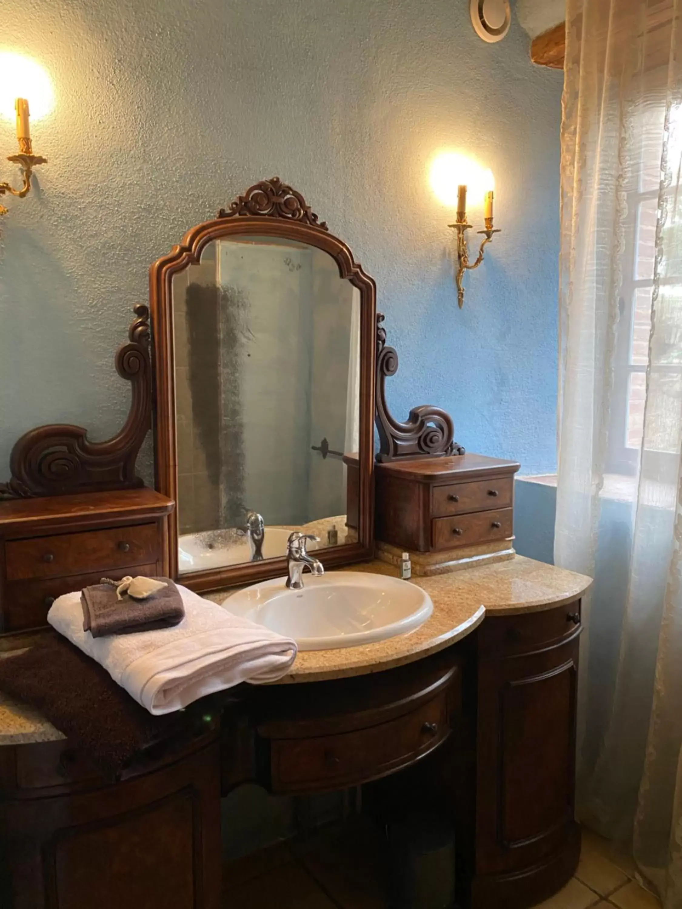 Bathroom in Manoir du Bouyssou