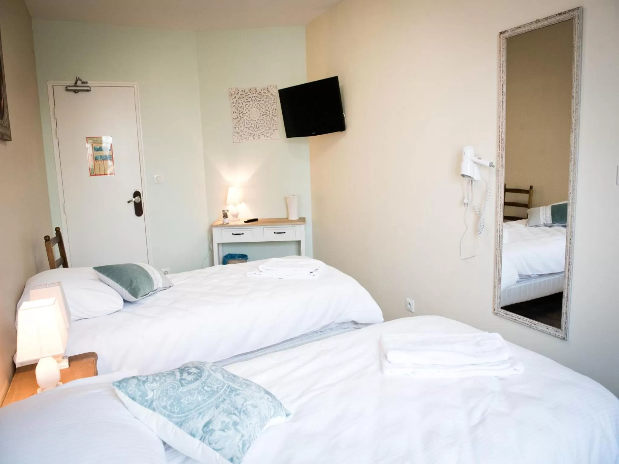 Photo of the whole room, Bed in Logis Hotel Restaurant Le Relais Fleuri