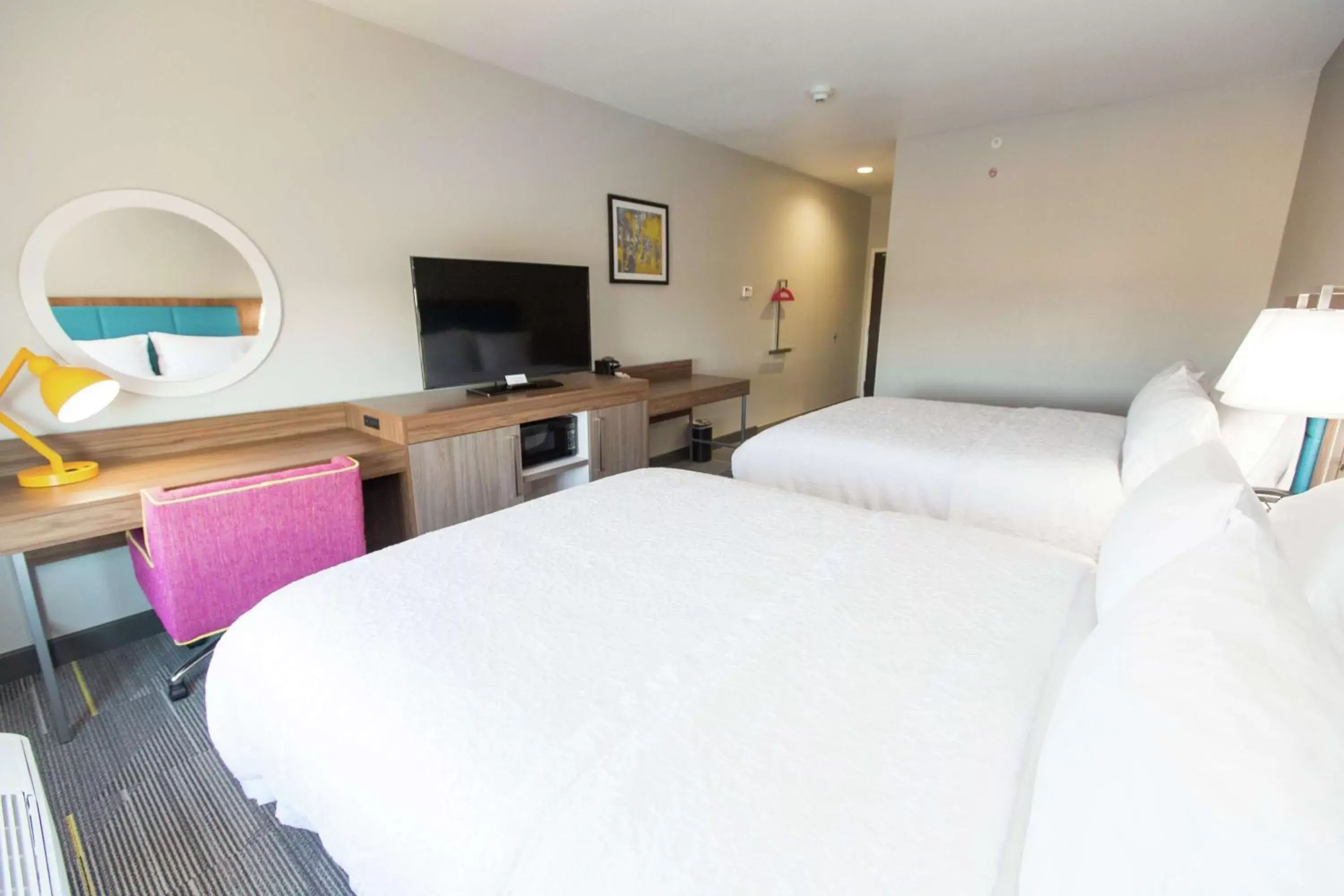Bedroom, Bed in Hampton Inn Mustang