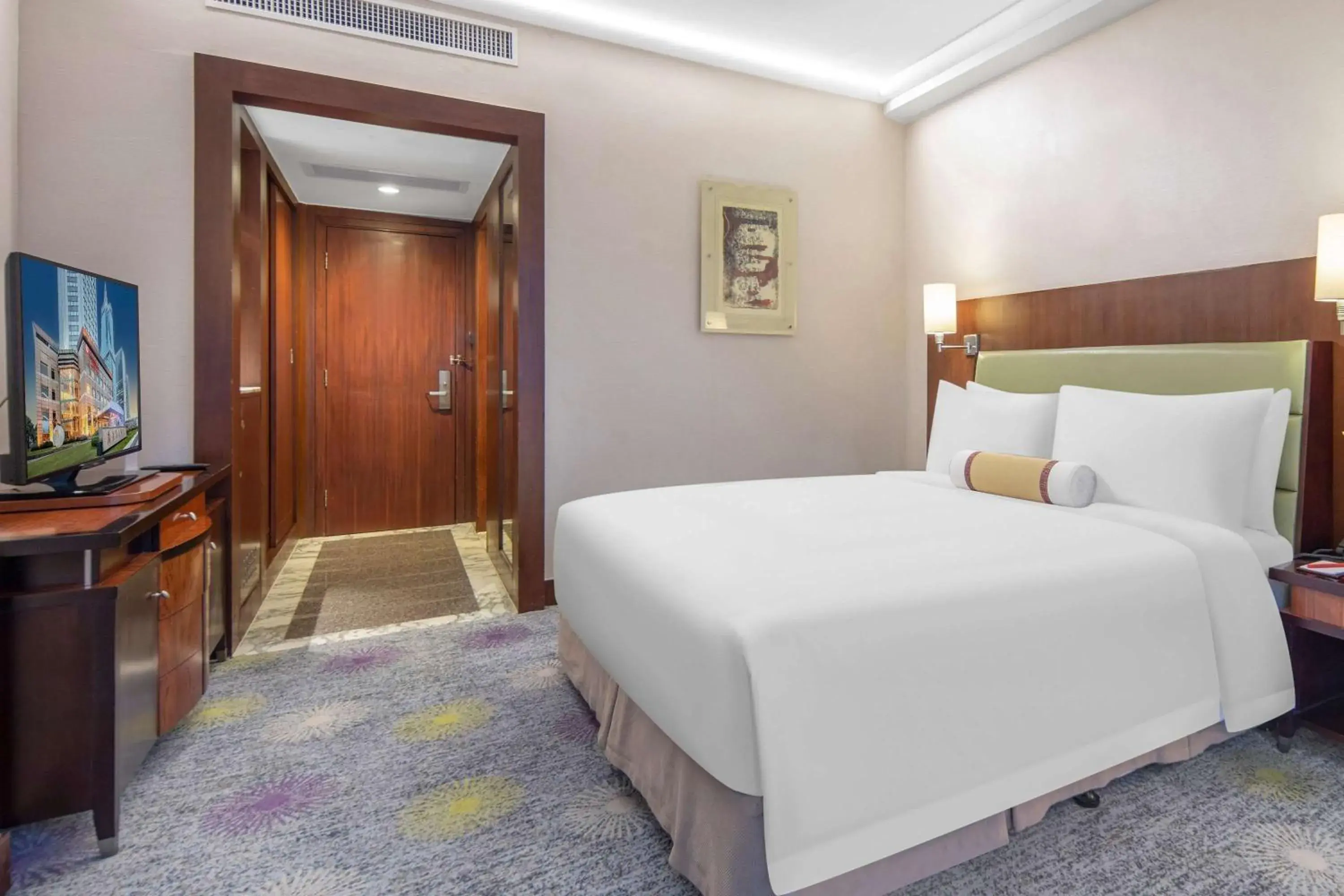 Photo of the whole room, Bed in Ramada Plaza Hotel Pudong