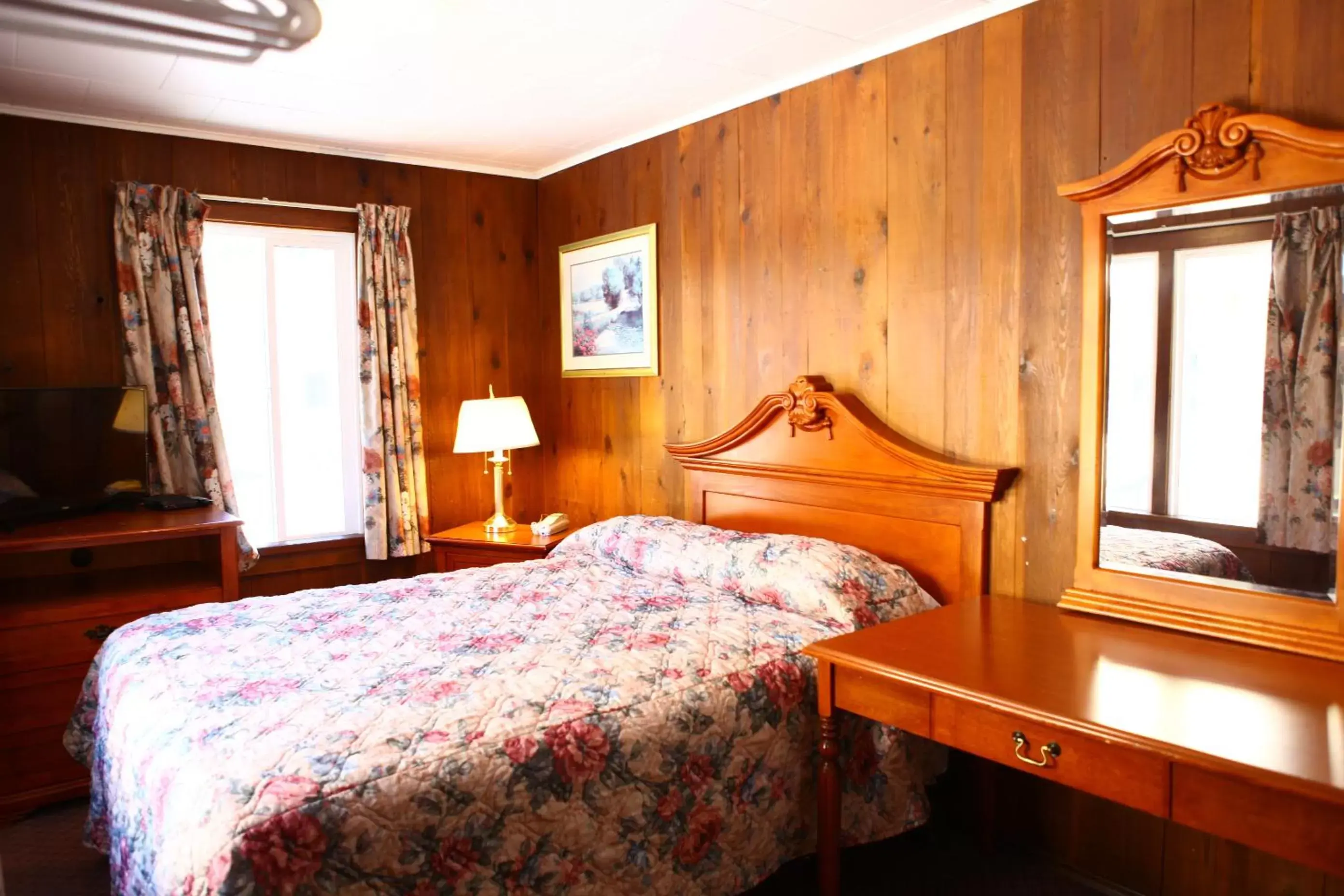 Bed in Swiss Chalets Motel