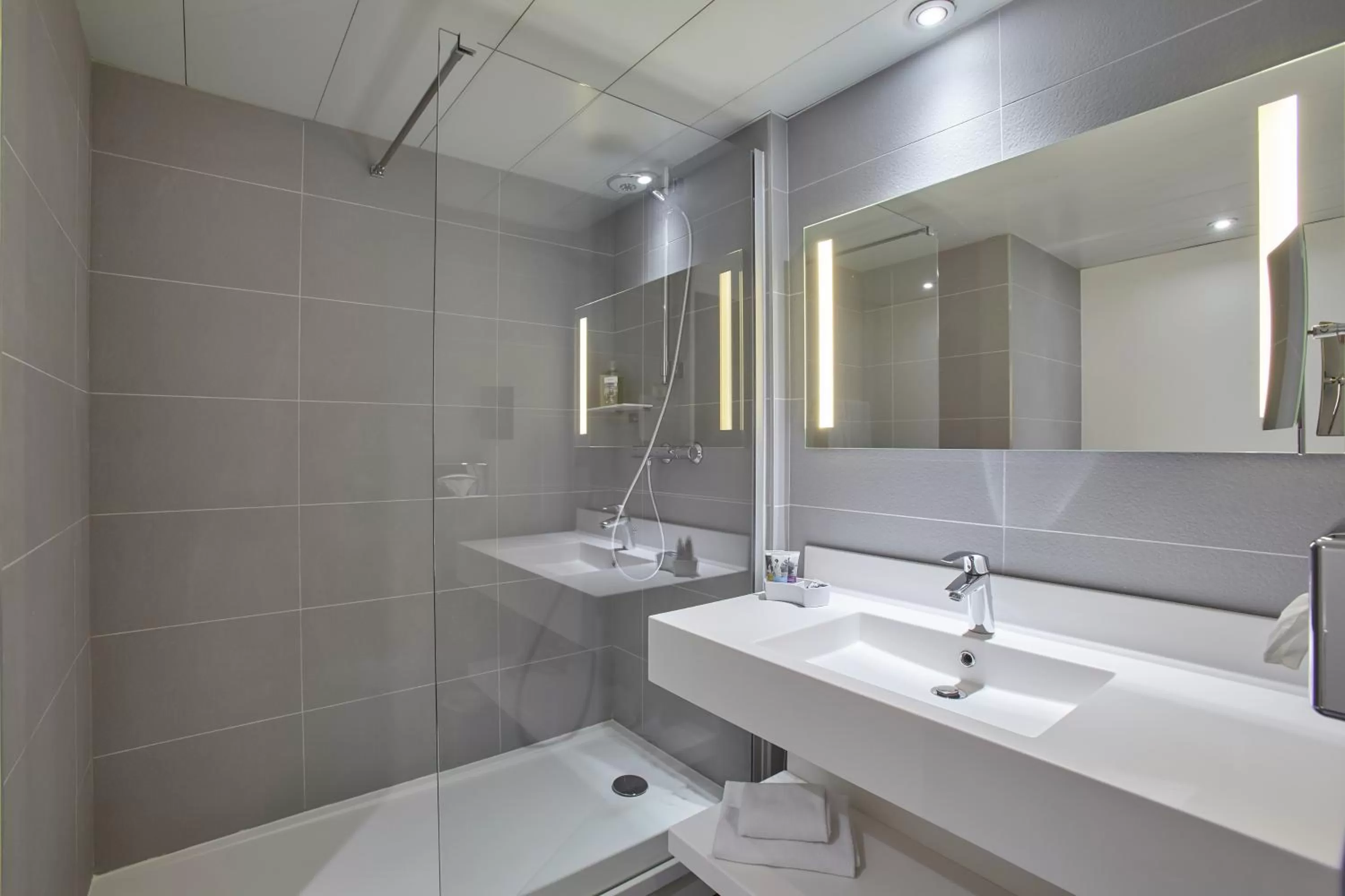 Shower in Mercure Paris Roissy CDG