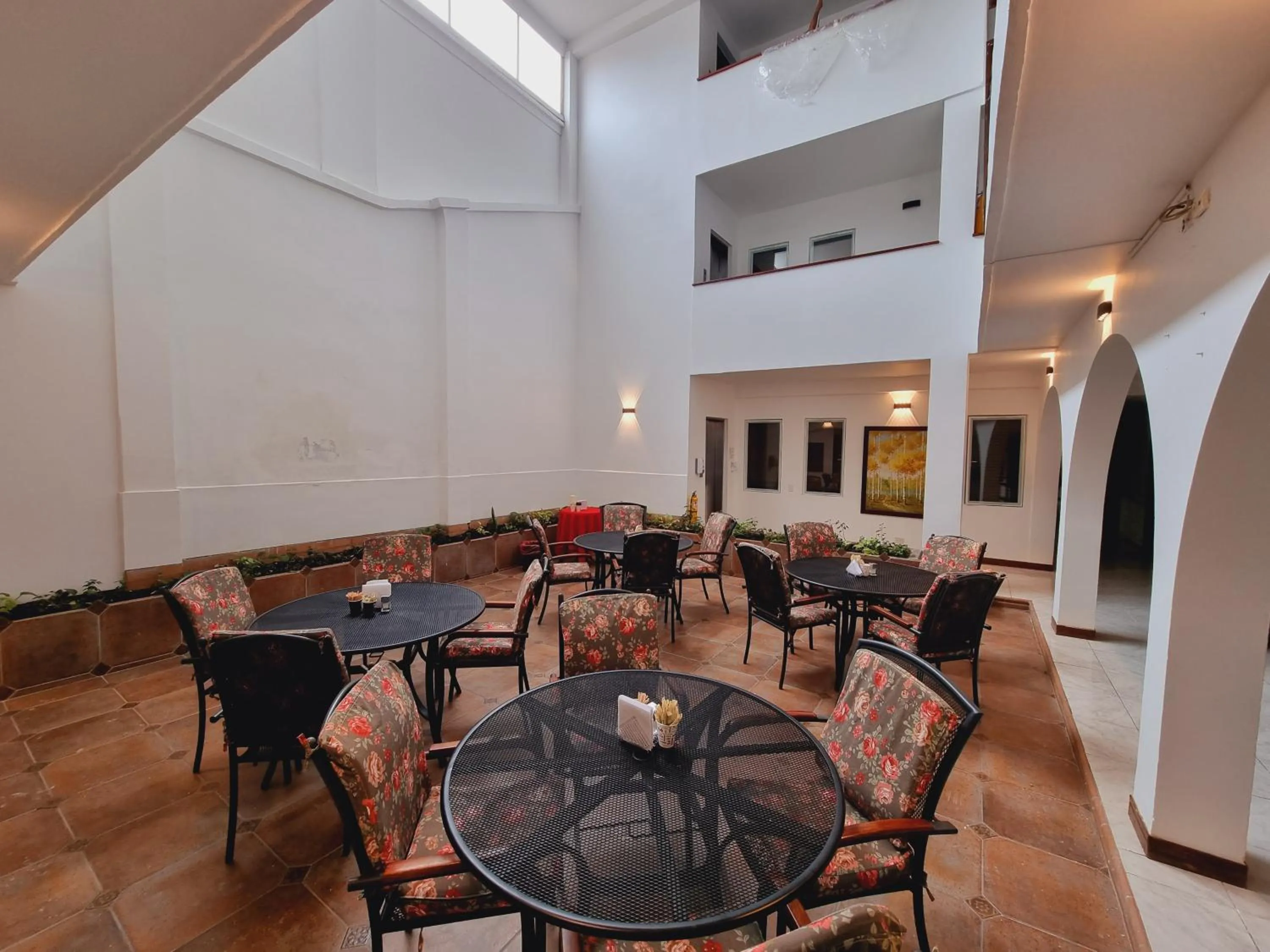 Restaurant/places to eat in Hotel Karlo By GHO Hoteles