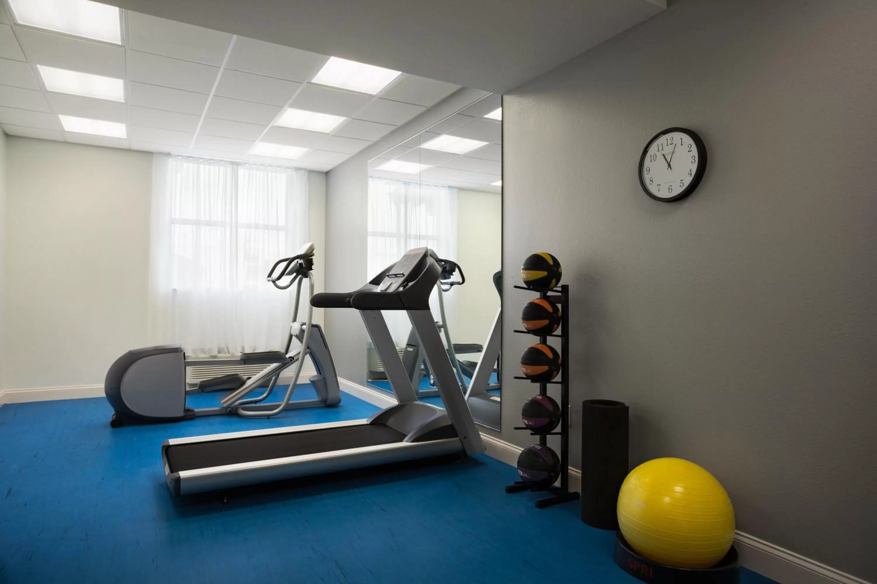 Fitness centre/facilities in Days Inn & Suites by Wyndham Belmont