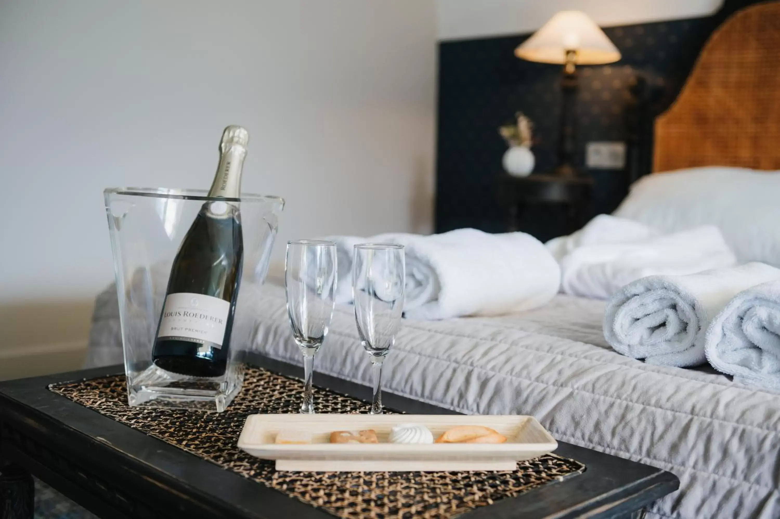 Bed, Drinks in Hotel la Robeyere; BW Signature Collection