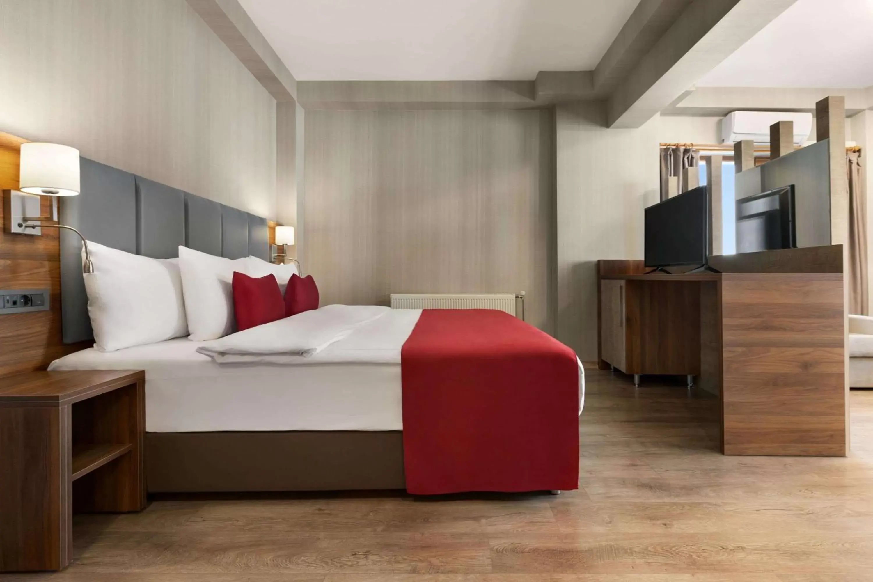 Photo of the whole room, Bed in Ramada by Wyndham Van Photo of the whole room, Bed in Ramada by Wyndham Van