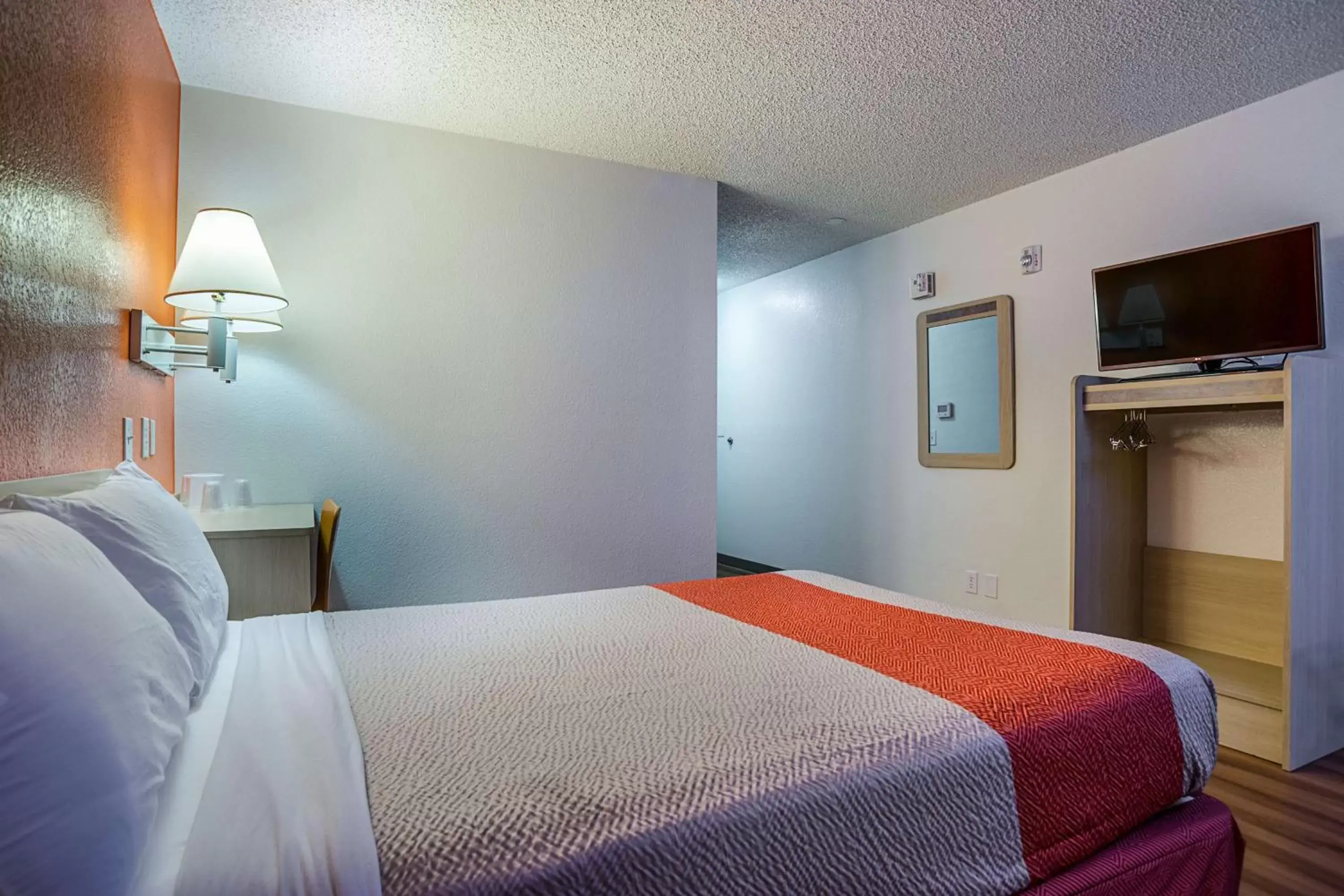 Photo of the whole room, Bed in Motel 6 Tucson, AZ - North