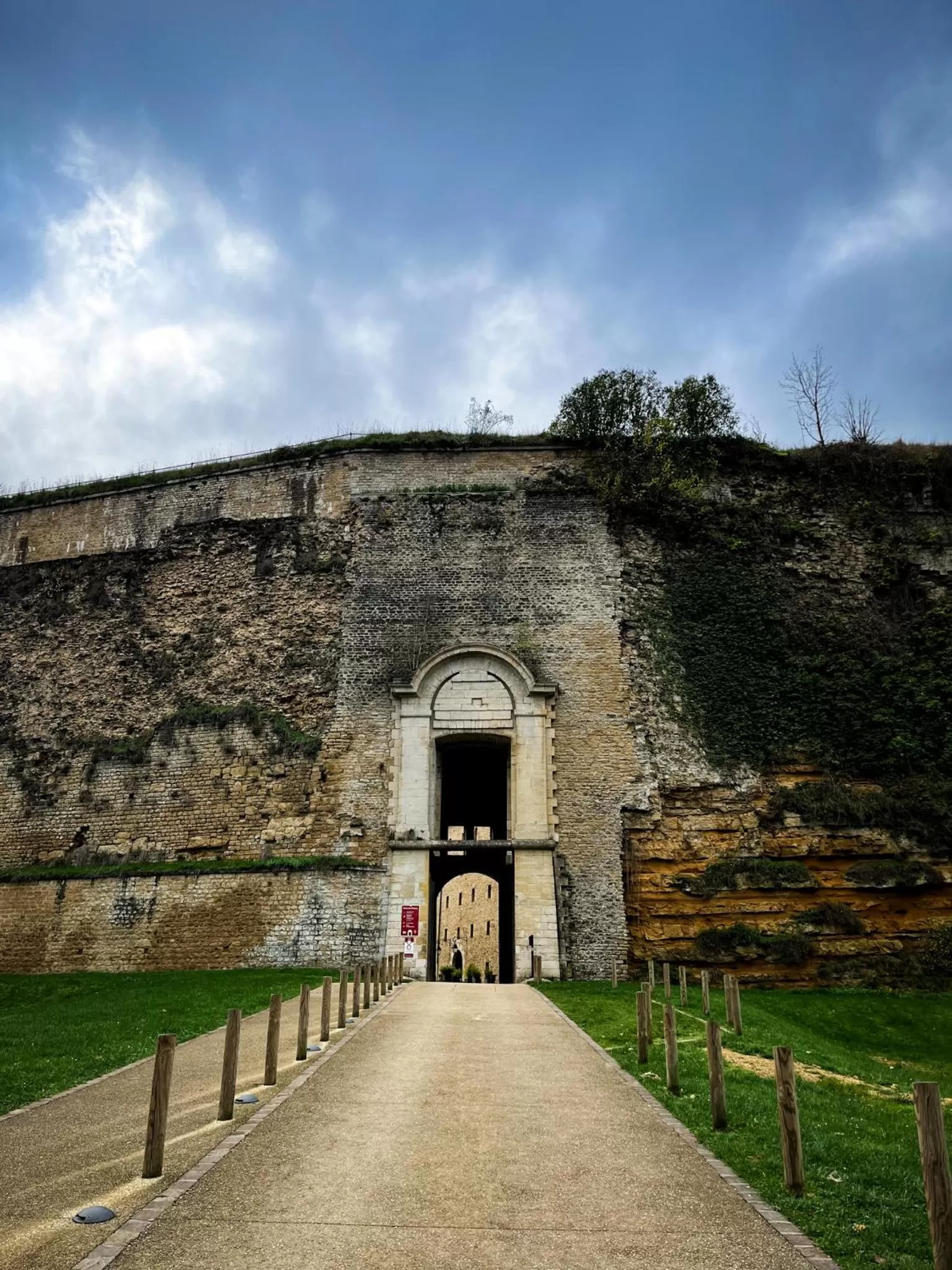 Facade/entrance in Hôtel Le Château Fort de Sedan