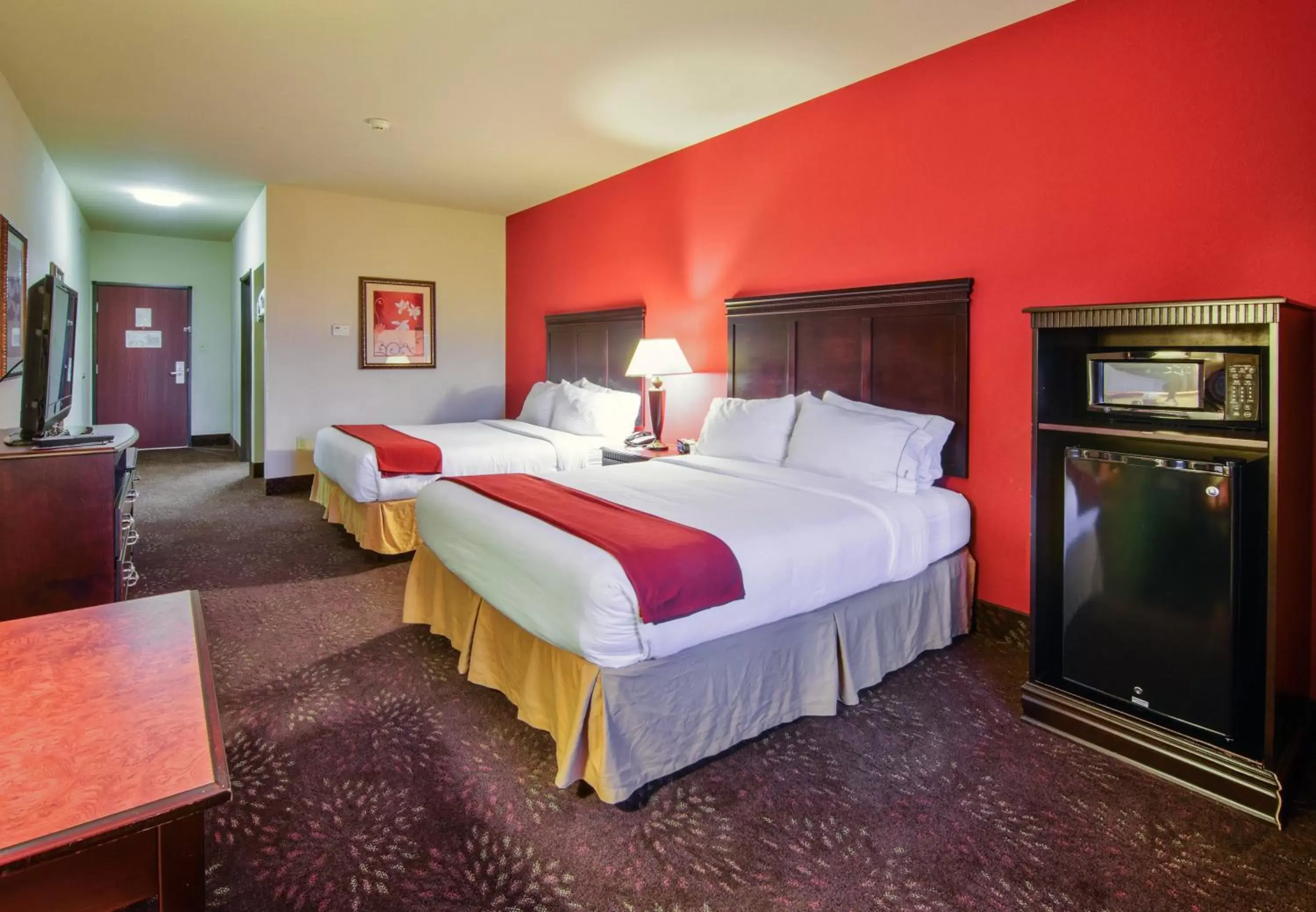 Photo of the whole room, Bed in Holiday Inn Express Hotel & Suites Terrell, an IHG Hotel