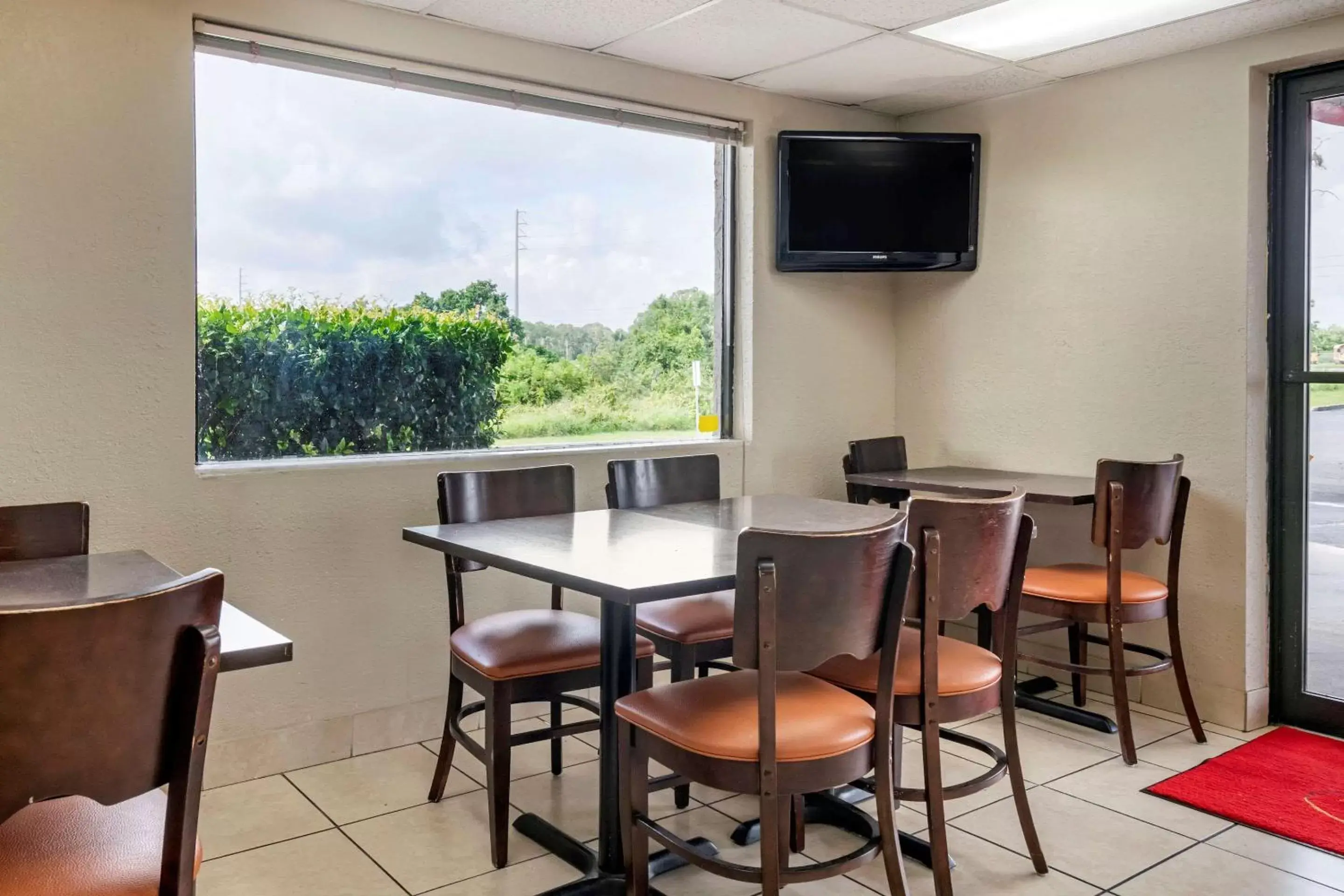 Restaurant/places to eat in Econo Lodge Sebring
