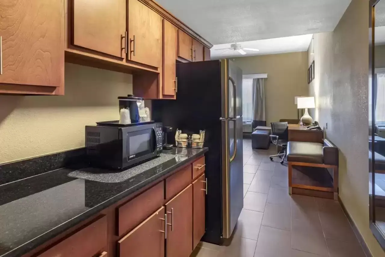 Coffee/tea facilities, TV/Entertainment Center in Comfort Suites Batesville