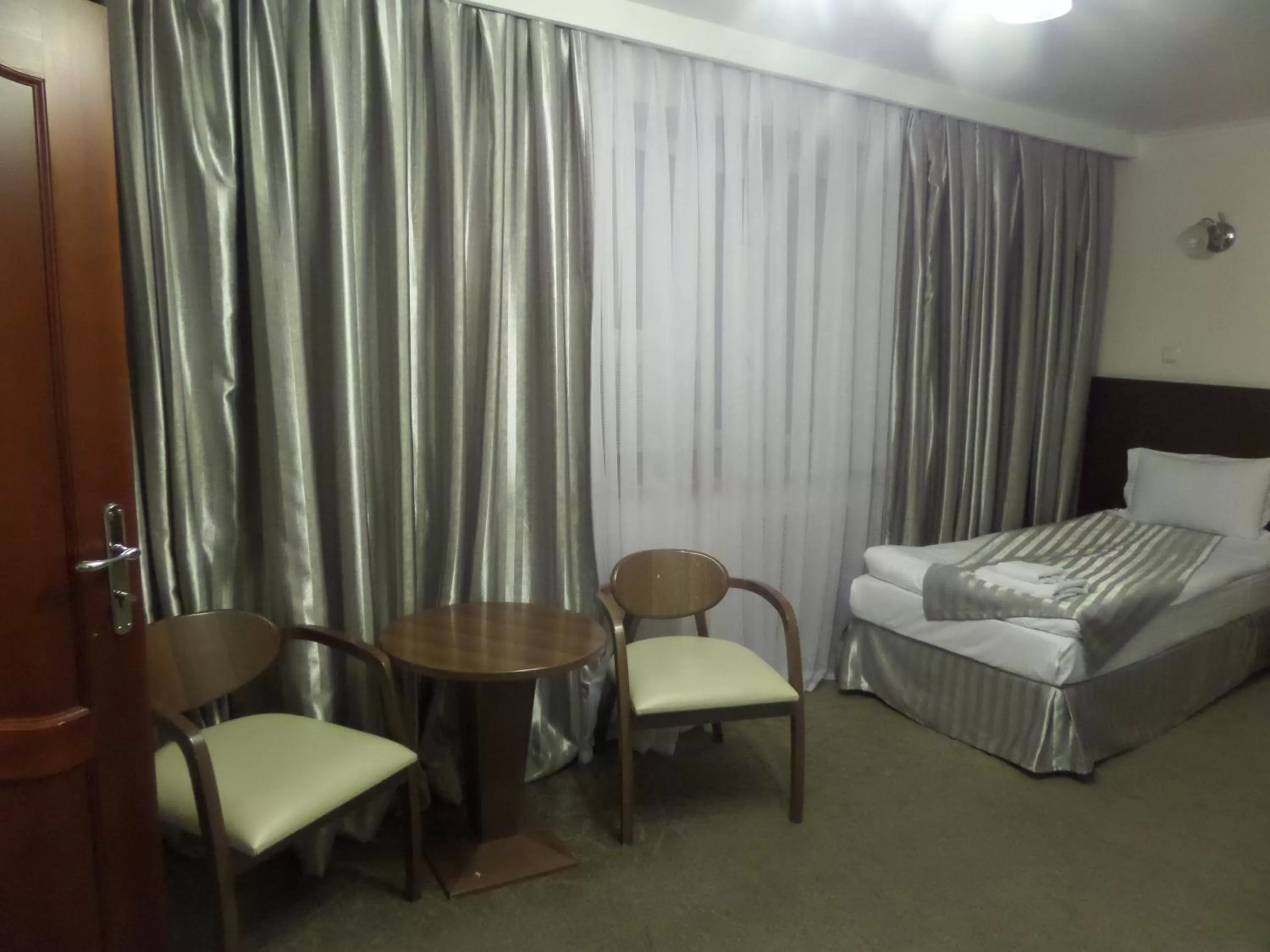 Photo of the whole room, Bed in Alma