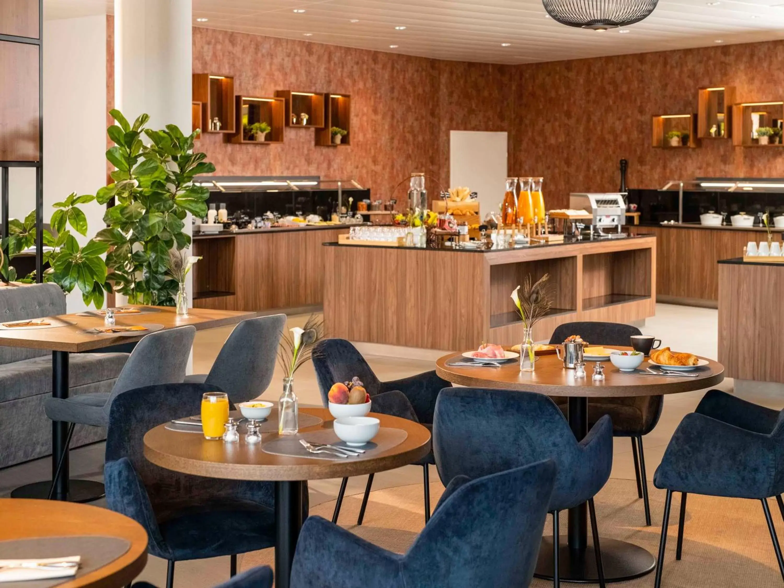 Breakfast, Restaurant/Places to Eat in Mercure Geneva Airport