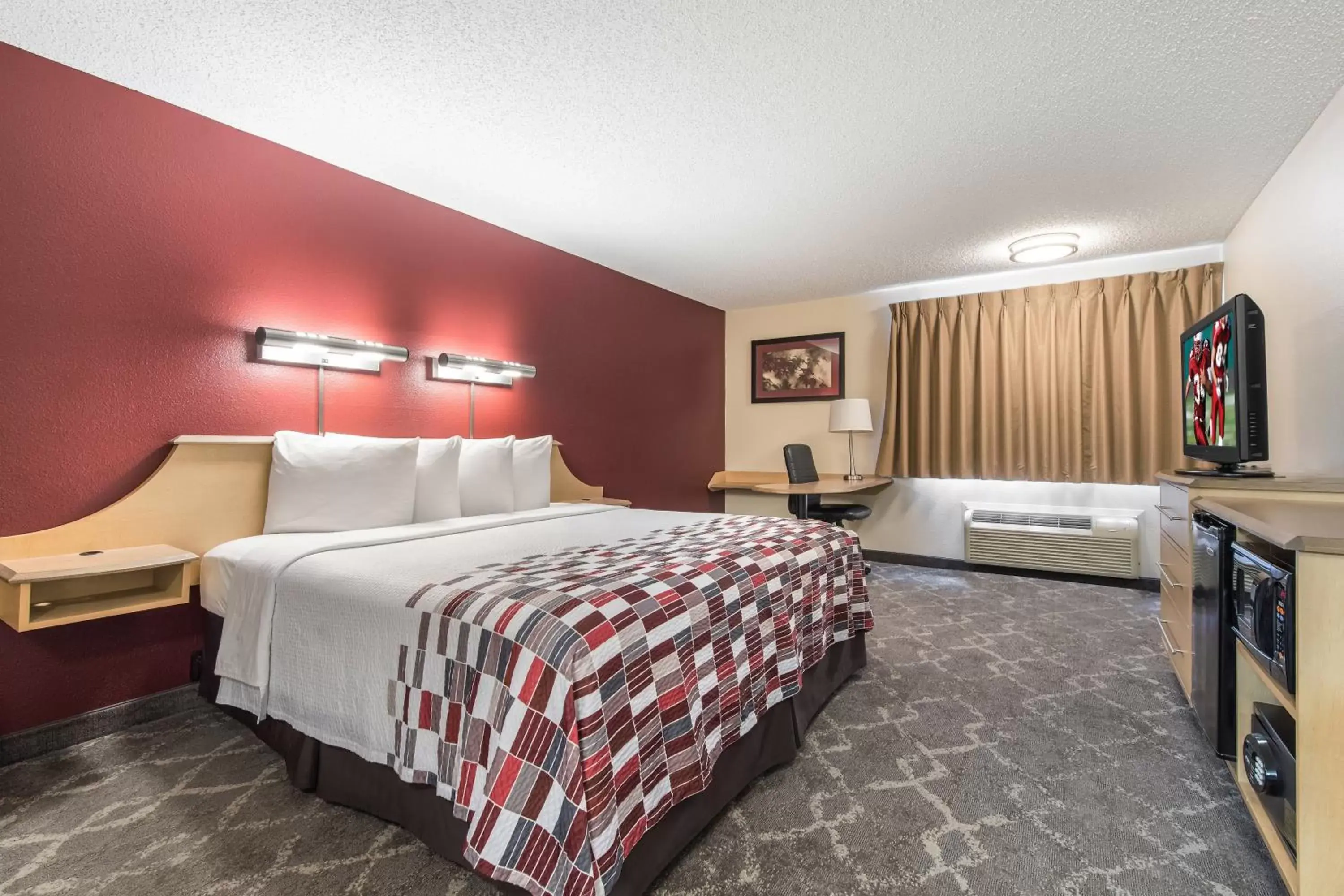 Photo of the whole room, Bed in Red Roof Inn Seattle Airport - SEATAC