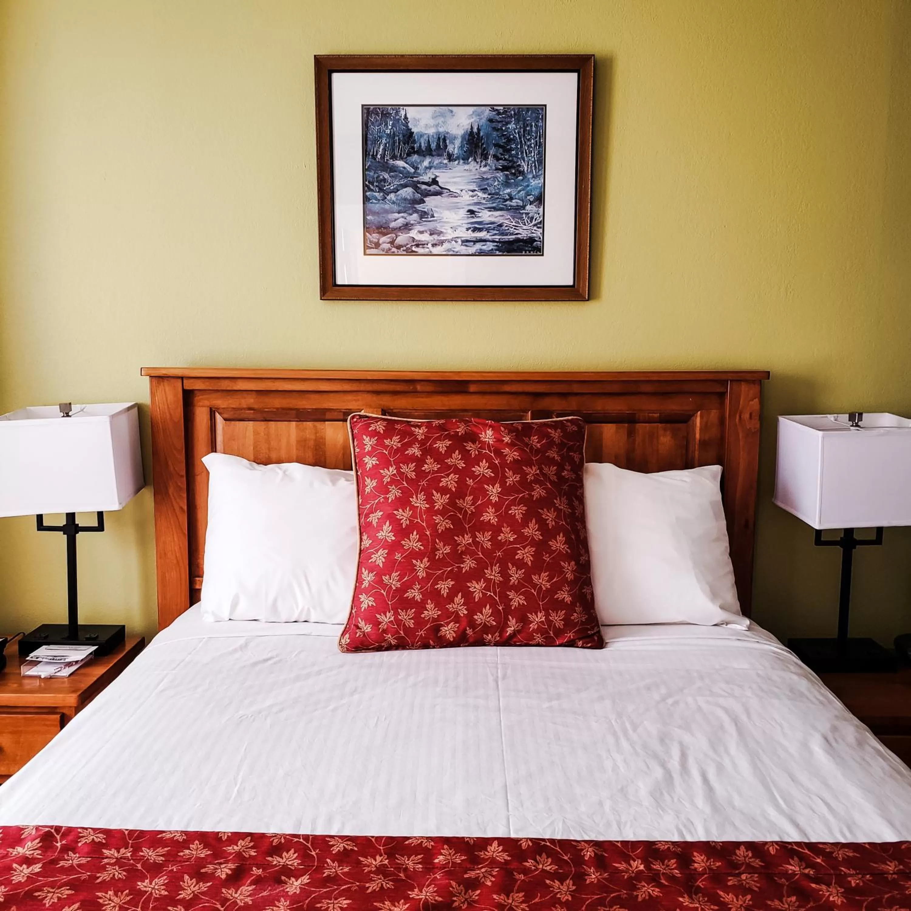 Bed in James Bay Inn Hotel, Suites & Cottage