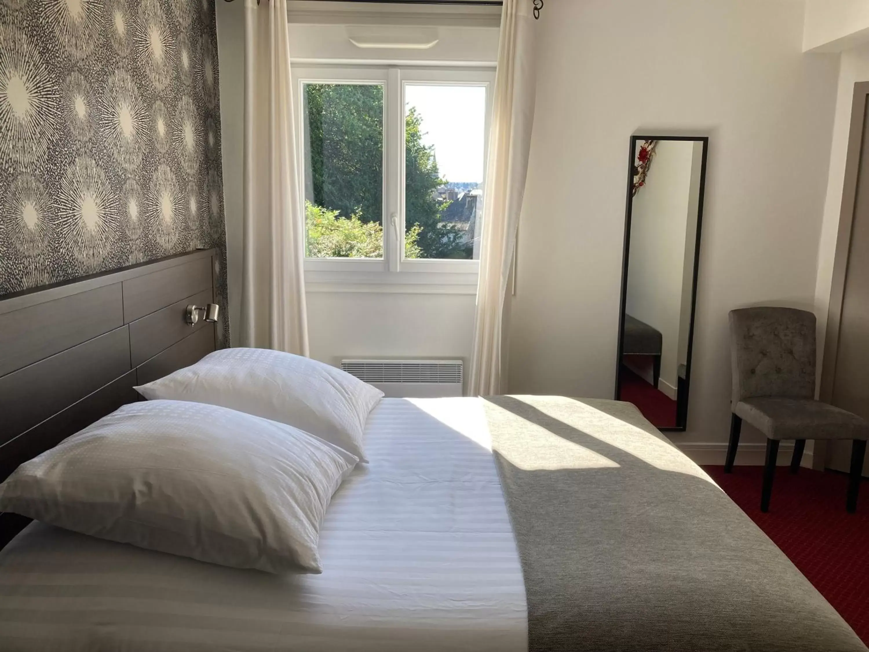 Bedroom, Bed in The Originals City, Hôtel du Château, Pontivy (Inter-Hotel)