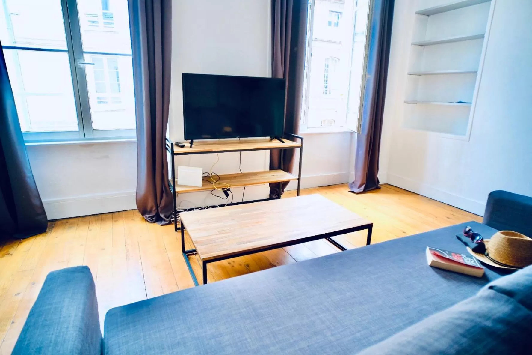 TV/Entertainment Center in City Affaire : Bayeux Omaha