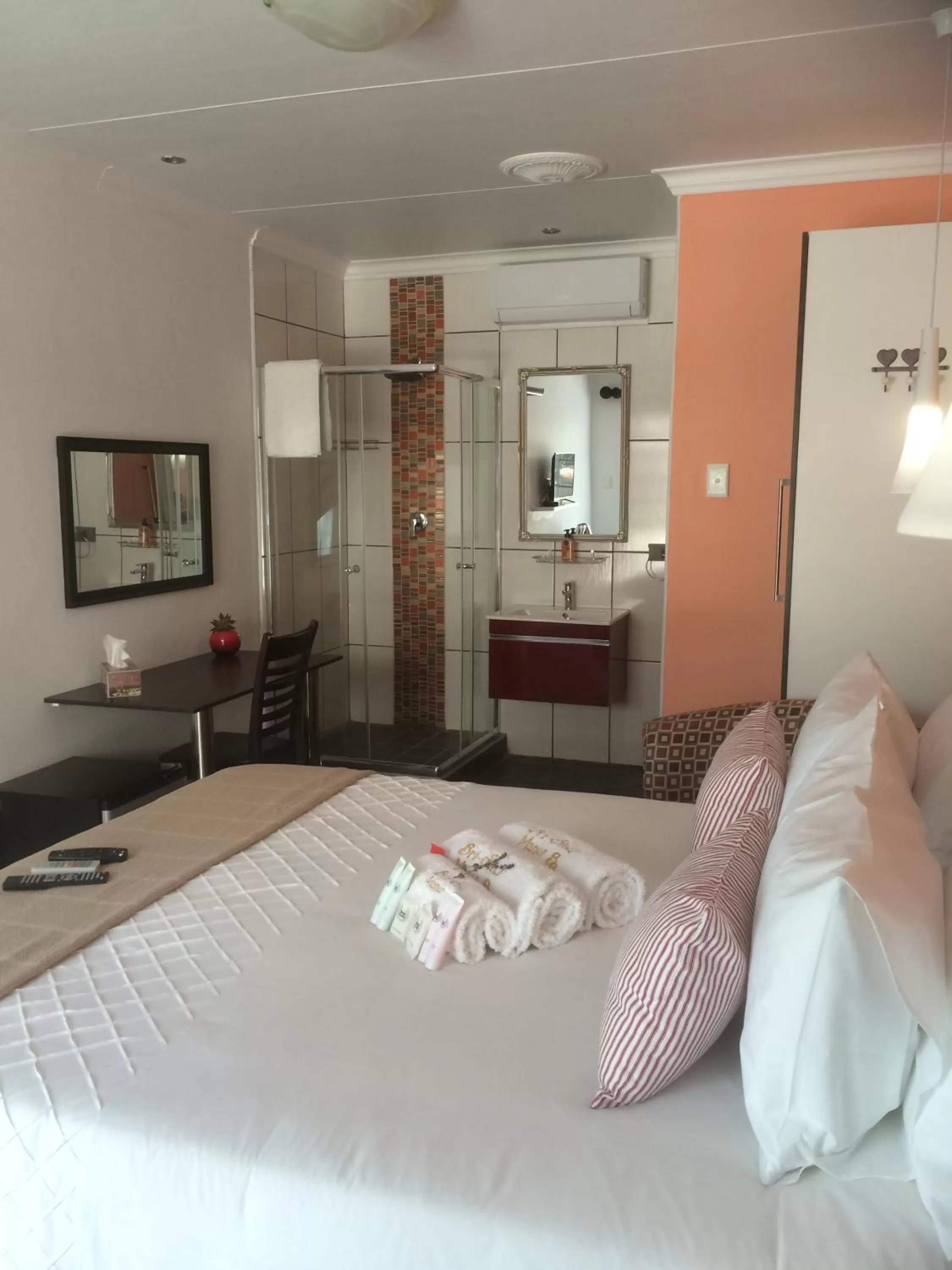 Photo of the whole room, Bed in Bri-Shel Manor B&B