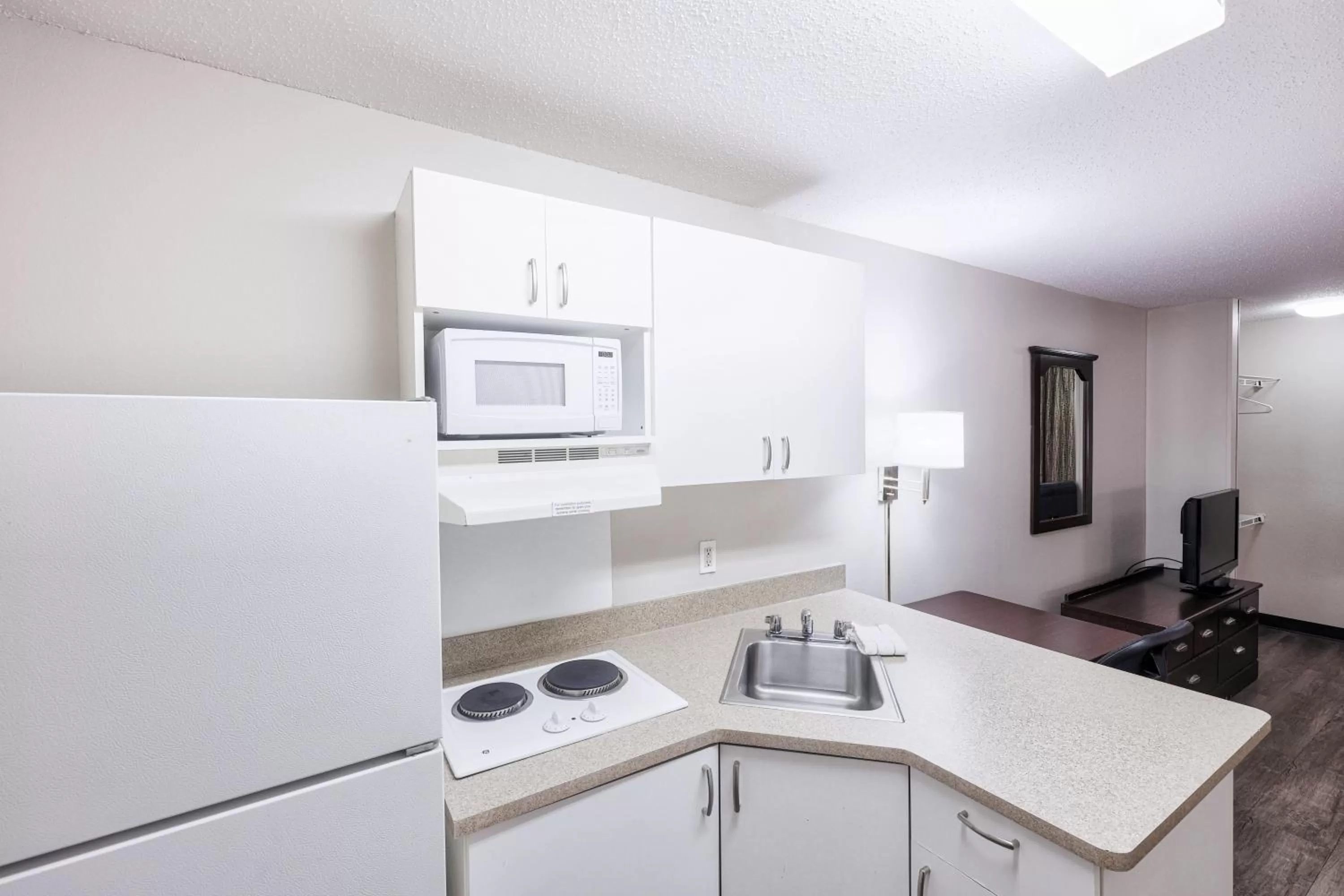 Kitchen or kitchenette in Homestyle Studio Suites