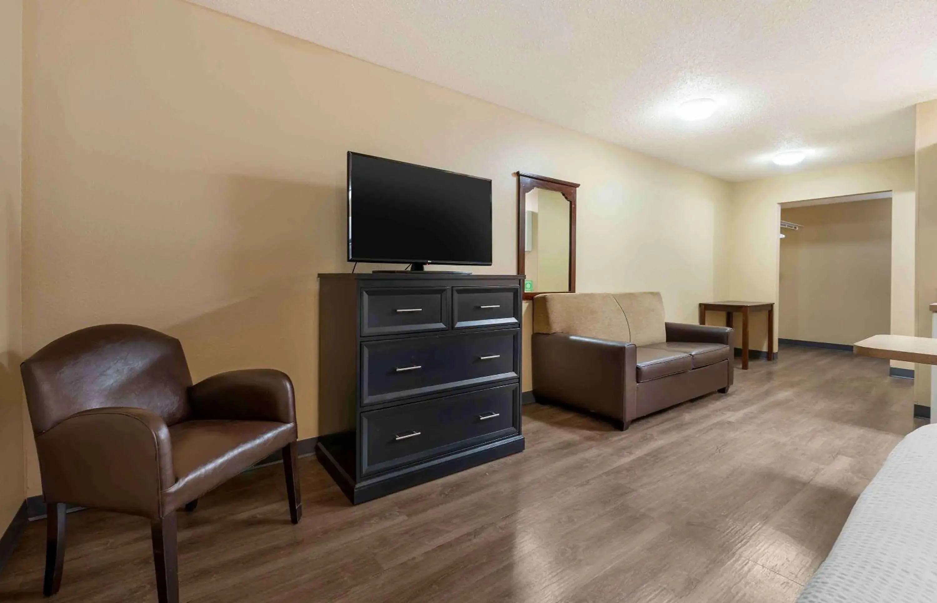 Bedroom, TV/Entertainment Center in Extended Stay America Suites - Chicago - Lombard - Oakbrook