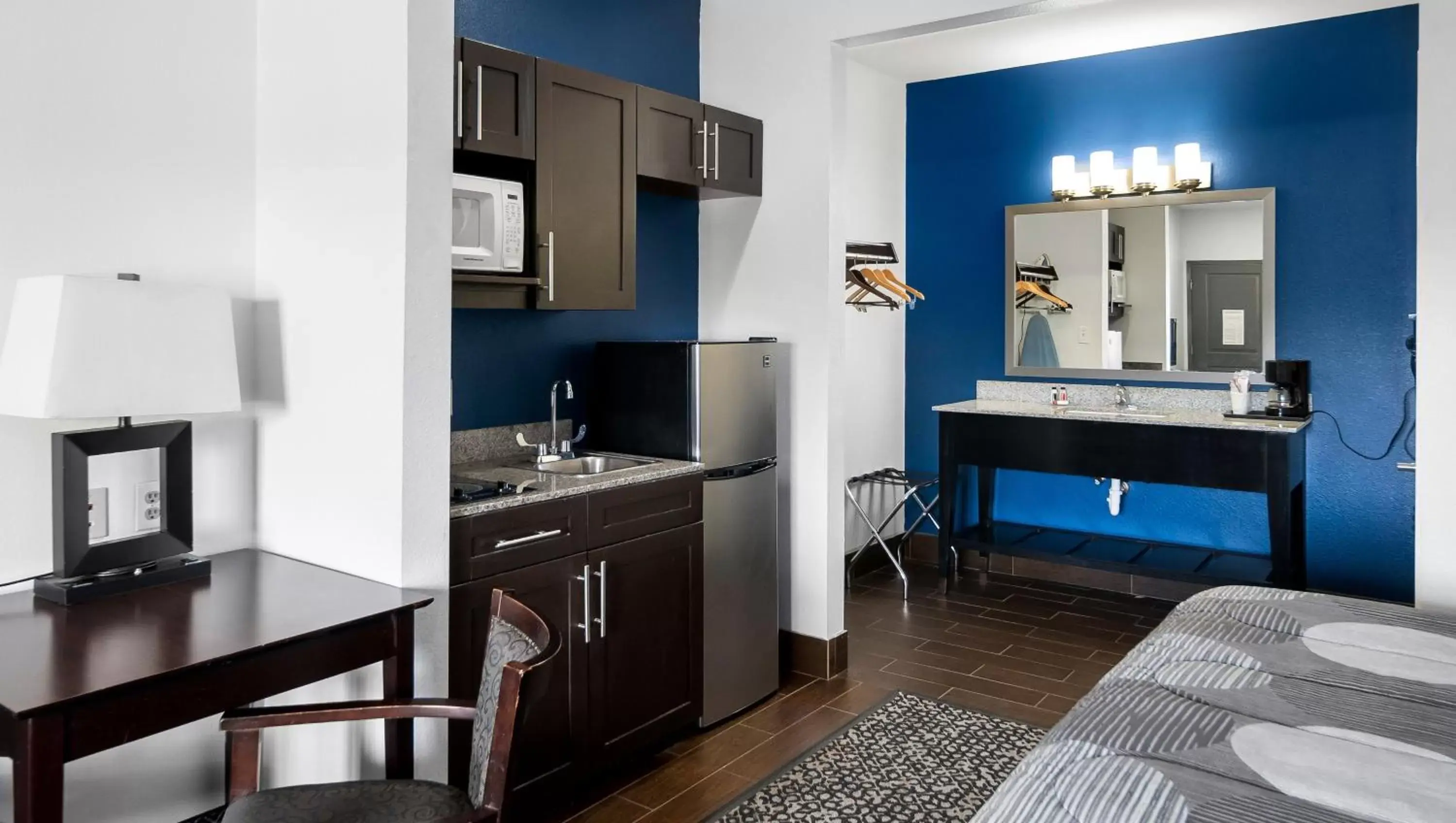 Kitchen or kitchenette, Kitchen/Kitchenette in Belmont Inn and Suites Tatum