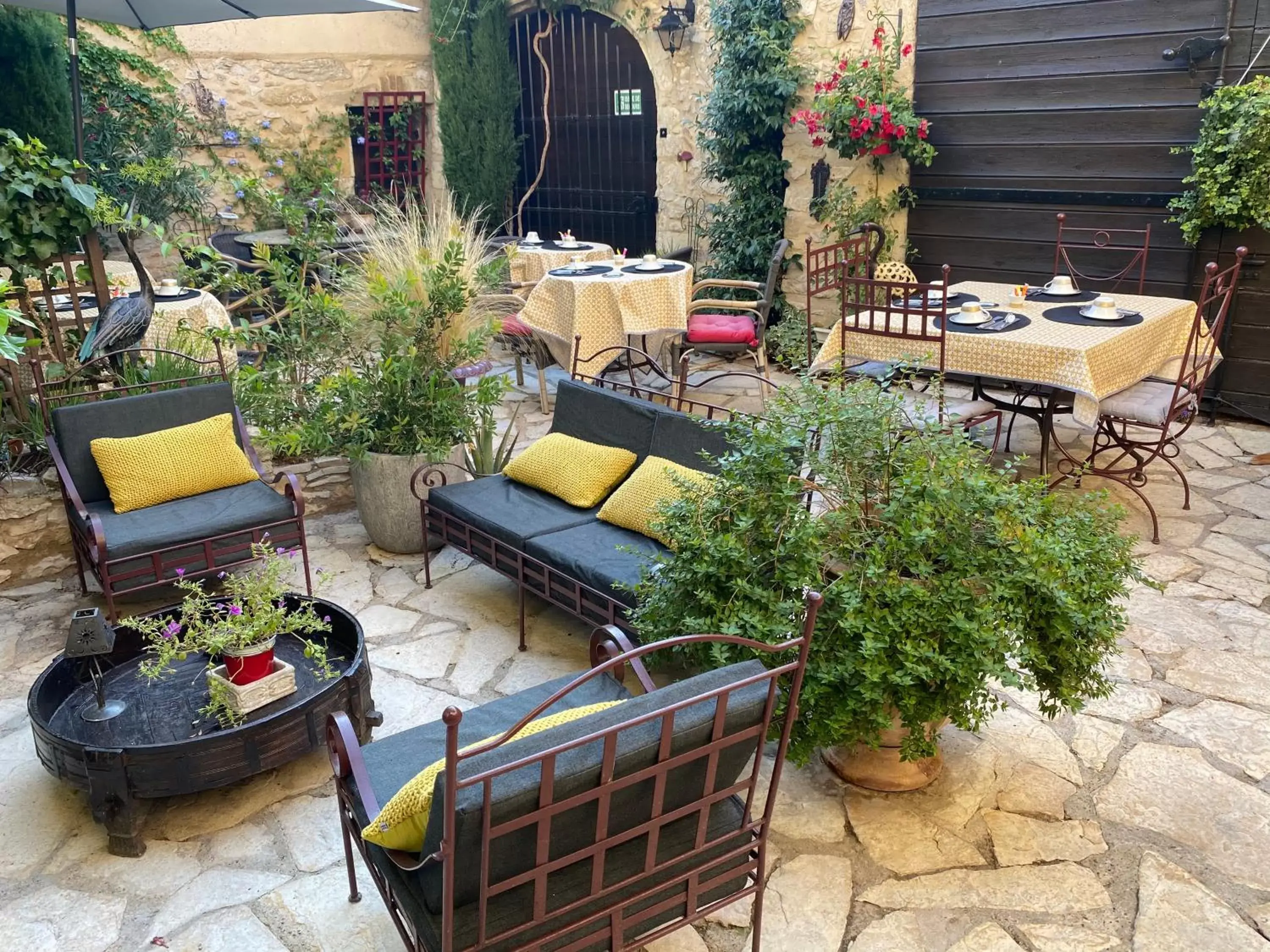 Patio in Hotel Le Saint Laurent